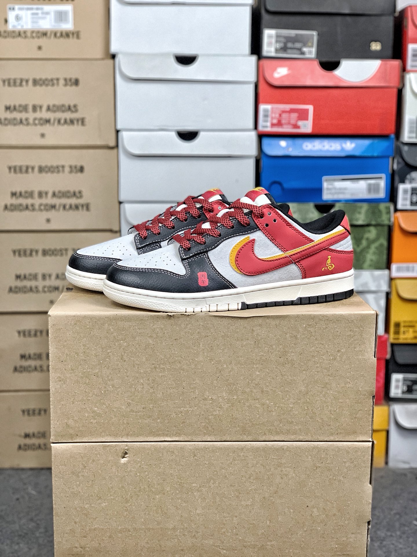 本地自取💰320 放店私
#马年限定 Nk SB Dunk Low 定制配色 
复古低帮休闲百搭板鞋 
公司级版本 定制鞋盒  大厂流水生产
超高清洁度 皮料切割干净无任何毛边 
橡胶大底 防滑耐磨 舒适上脚
货号：CX5050-Y63
尺码：36 36.5 37.5 38 38.5 39 40 40.5 41 42 42.5 43 44 44.5 45
编码#A43YTGLB20