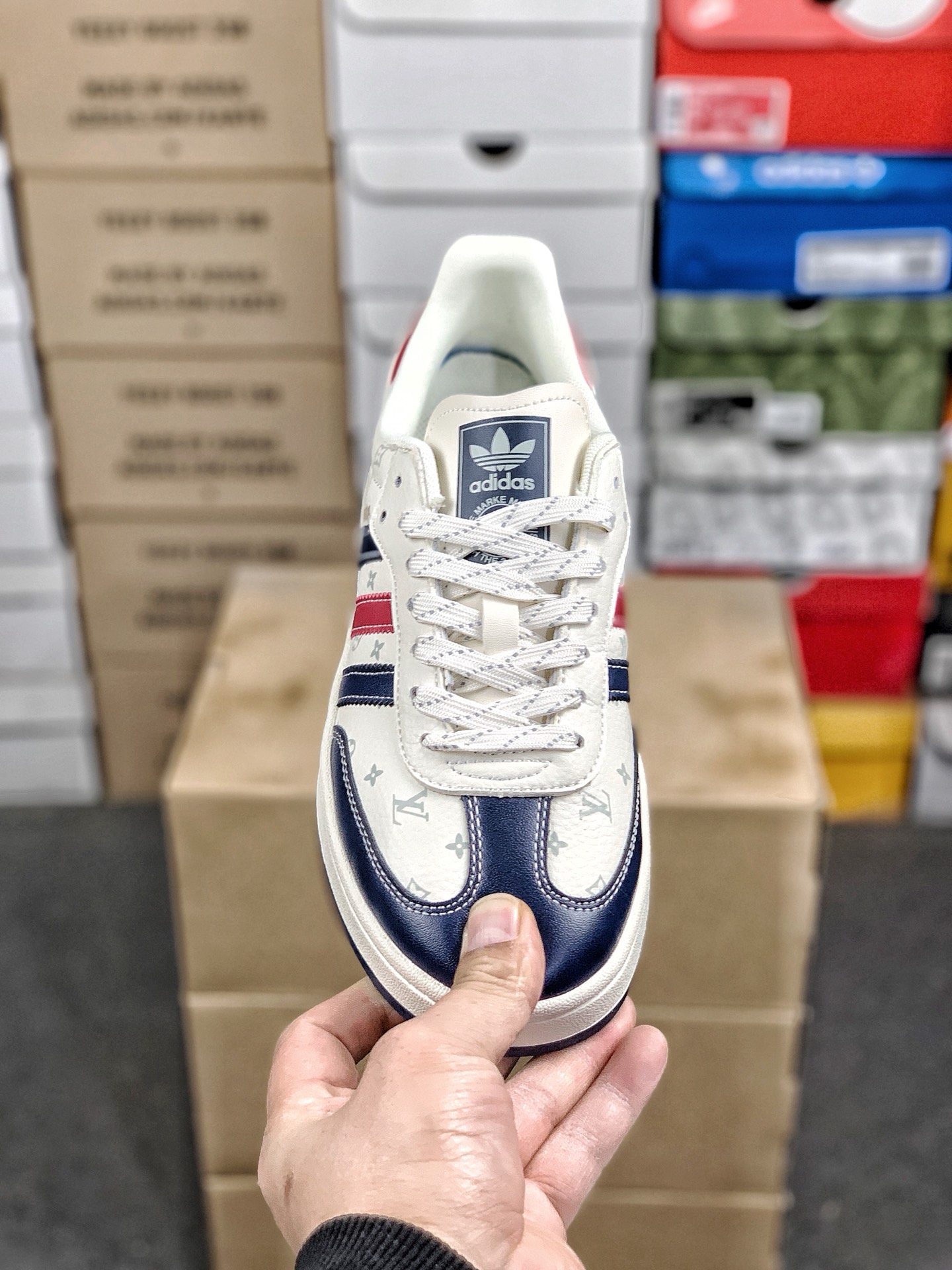 本地自取💰280 放店私
#Louis Vuitton x Ad Samba Og 定制配色 
Lv联名 阿迪桑巴系列徳训风低帮百搭休闲板鞋
定制鞋盒 大厂流水作业生产 
超高清洁度 皮料切割干净无任何毛边 细节完美 
货号：XD6188-101
尺码：36 36.5 37.5 38 38.5 39 40 40.5 41 42 42.5 43 44 44.5 45 
编码#A5YTCCA90