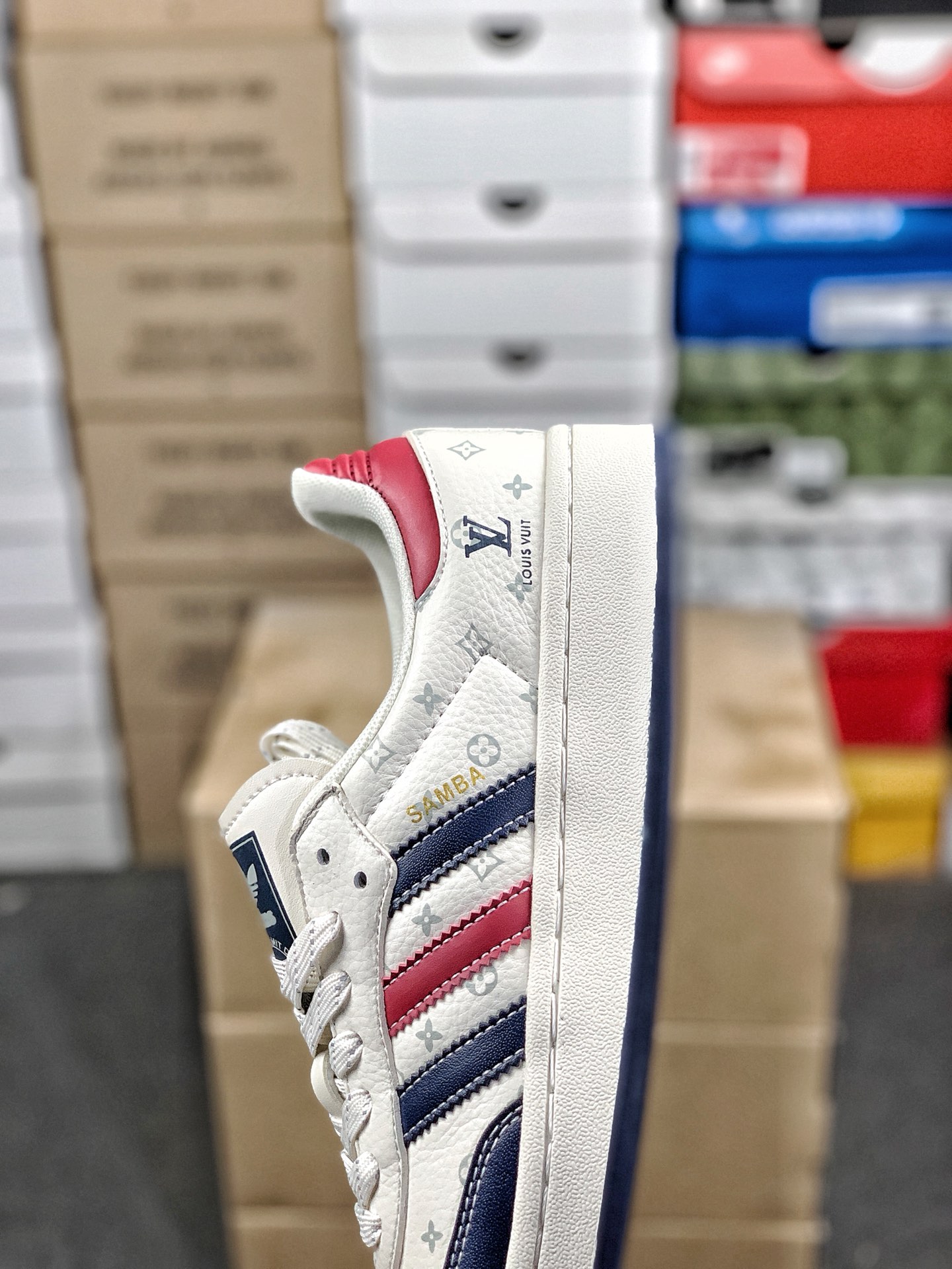 本地自取💰280 放店私
#Louis Vuitton x Ad Samba Og 定制配色 
Lv联名 阿迪桑巴系列徳训风低帮百搭休闲板鞋
定制鞋盒 大厂流水作业生产 
超高清洁度 皮料切割干净无任何毛边 细节完美 
货号：XD6188-101
尺码：36 36.5 37.5 38 38.5 39 40 40.5 41 42 42.5 43 44 44.5 45 
编码#A5YTCCA90