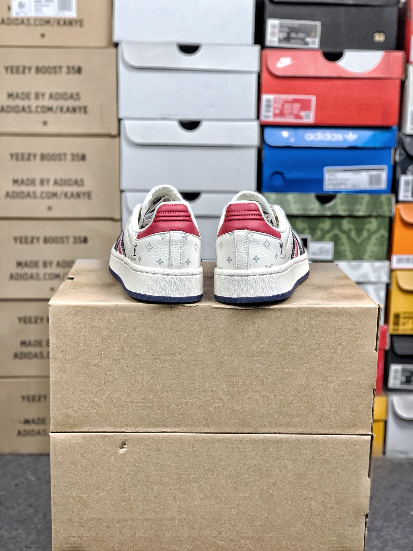 本地自取💰280 放店私
#Louis Vuitton x Ad Samba Og 定制配色 
Lv联名 阿迪桑巴系列徳训风低帮百搭休闲板鞋
定制鞋盒 大厂流水作业生产 
超高清洁度 皮料切割干净无任何毛边 细节完美 
货号：XD6188-101
尺码：36 36.5 37.5 38 38.5 39 40 40.5 41 42 42.5 43 44 44.5 45 
编码#A5YTCCA90