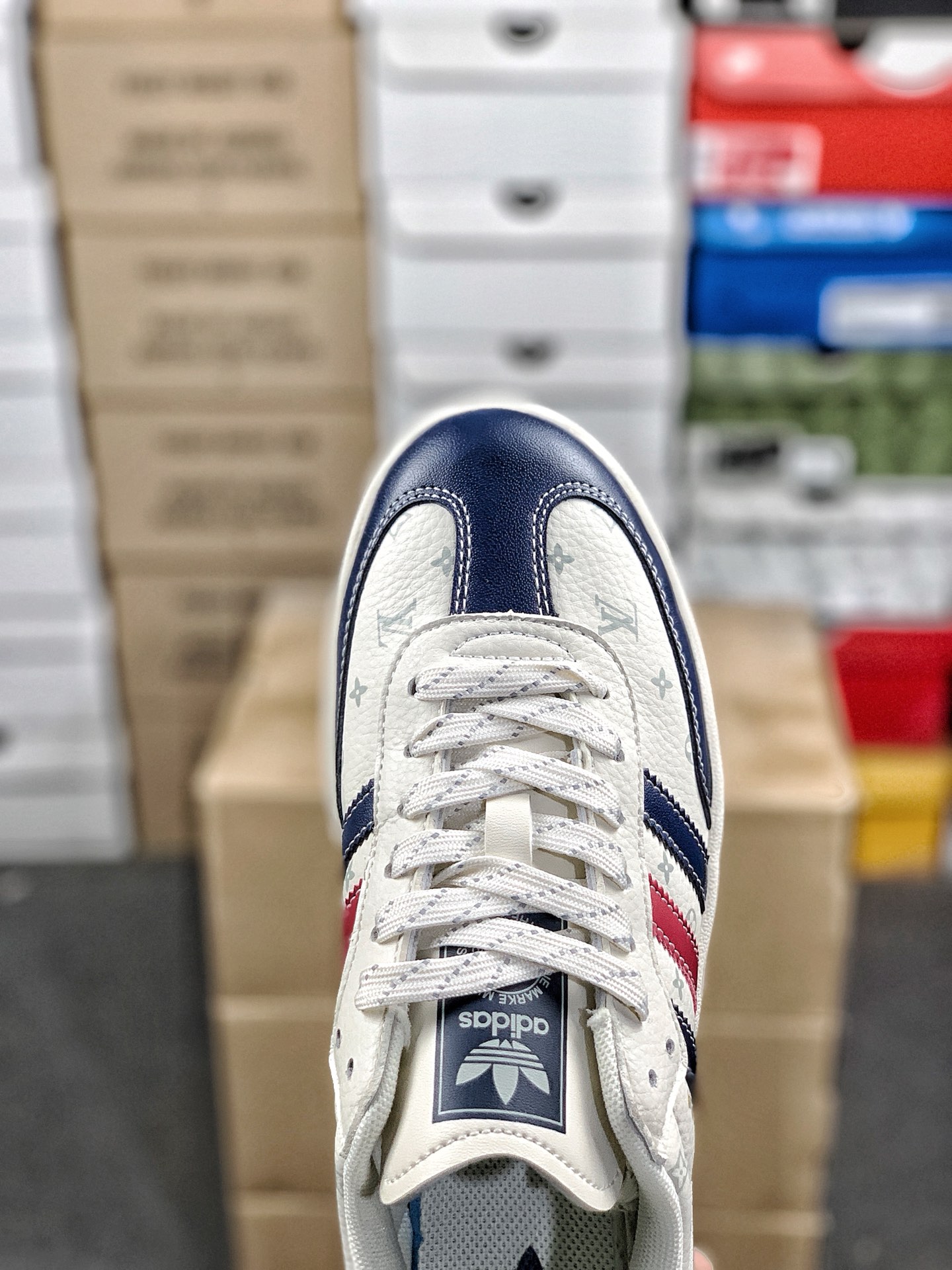 本地自取💰280 放店私
#Louis Vuitton x Ad Samba Og 定制配色 
Lv联名 阿迪桑巴系列徳训风低帮百搭休闲板鞋
定制鞋盒 大厂流水作业生产 
超高清洁度 皮料切割干净无任何毛边 细节完美 
货号：XD6188-101
尺码：36 36.5 37.5 38 38.5 39 40 40.5 41 42 42.5 43 44 44.5 45 
编码#A5YTCCA90