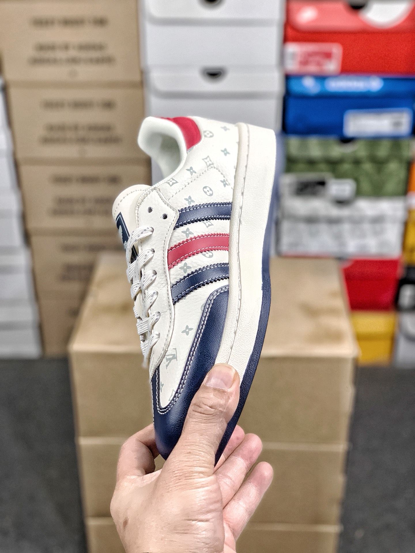 本地自取💰280 放店私
#Louis Vuitton x Ad Samba Og 定制配色 
Lv联名 阿迪桑巴系列徳训风低帮百搭休闲板鞋
定制鞋盒 大厂流水作业生产 
超高清洁度 皮料切割干净无任何毛边 细节完美 
货号：XD6188-101
尺码：36 36.5 37.5 38 38.5 39 40 40.5 41 42 42.5 43 44 44.5 45 
编码#A5YTCCA90