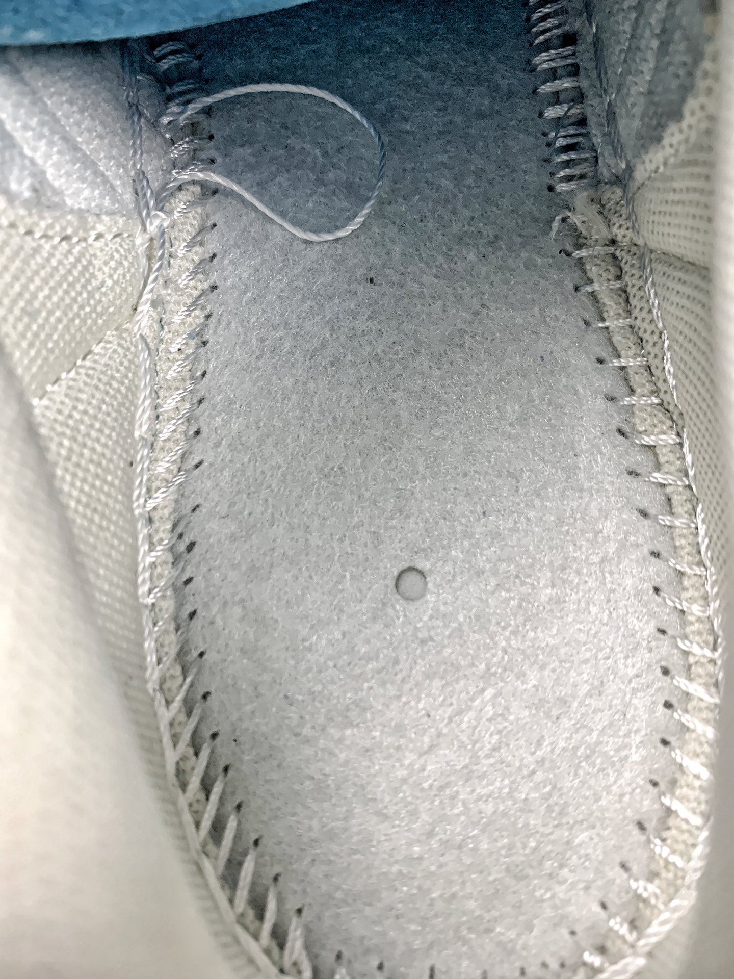 本地自取💰280 放店私
#Louis Vuitton x Ad Samba Og 定制配色 
Lv联名 阿迪桑巴系列徳训风低帮百搭休闲板鞋
定制鞋盒 大厂流水作业生产 
超高清洁度 皮料切割干净无任何毛边 细节完美 
货号：XD6188-101
尺码：36 36.5 37.5 38 38.5 39 40 40.5 41 42 42.5 43 44 44.5 45 
编码#A5YTCCA90