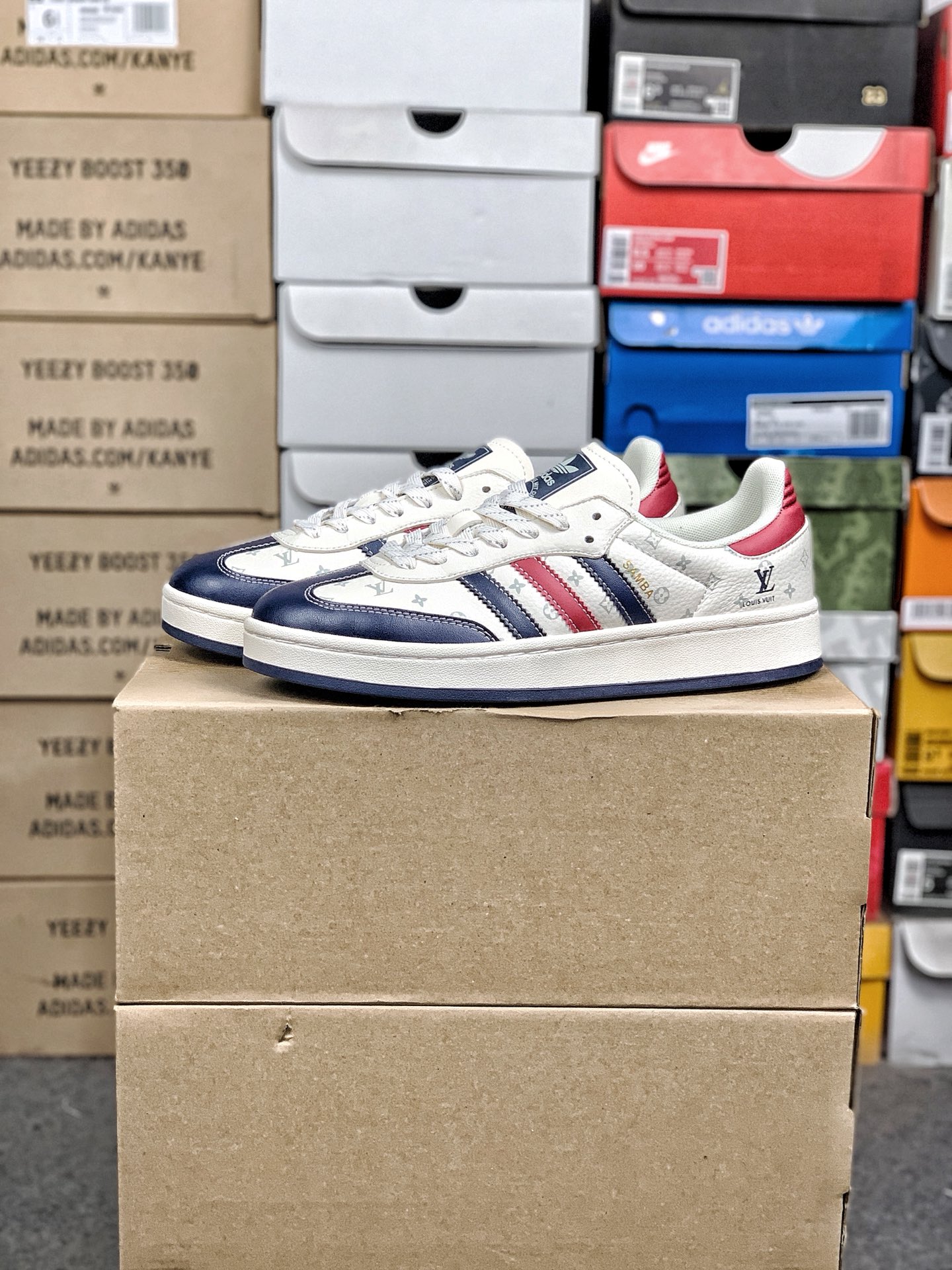 本地自取💰280 放店私
#Louis Vuitton x Ad Samba Og 定制配色 
Lv联名 阿迪桑巴系列徳训风低帮百搭休闲板鞋
定制鞋盒 大厂流水作业生产 
超高清洁度 皮料切割干净无任何毛边 细节完美 
货号：XD6188-101
尺码：36 36.5 37.5 38 38.5 39 40 40.5 41 42 42.5 43 44 44.5 45 
编码#A5YTCCA90