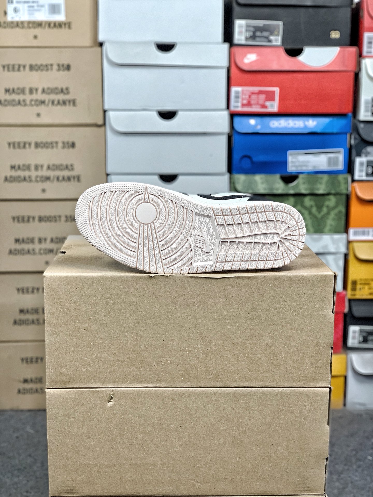 特价💰170
#公司级福利 Air Jordan 1 Low 乔1 AJ1低帮板鞋
货号：DC0774-003
尺码：36-46 带半码
编码#A18YTXLA10