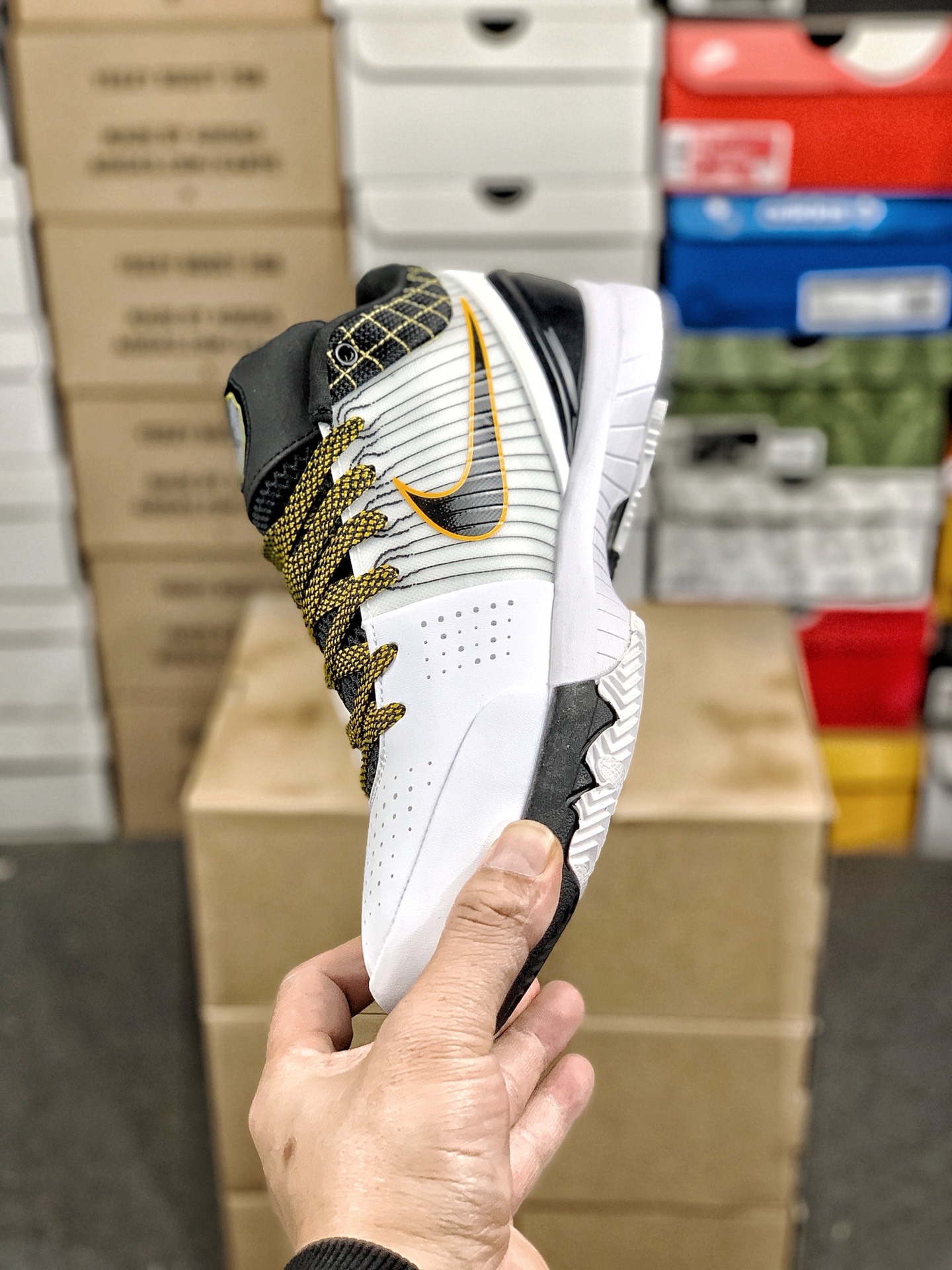 本地自取💰260 放店私
#性价比 真碳 Nk Zoom Kobe 4 科比4代篮球鞋 复刻防滑耐磨减震舒适轻便篮球鞋 
货号：AV6339-101 
尺码：36-46 带半码
编码#A10YTHDA70