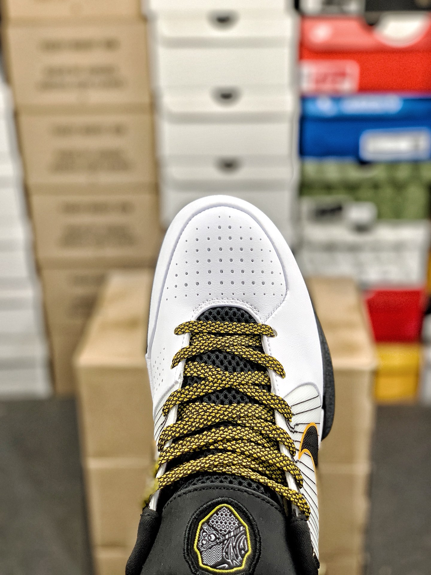 本地自取💰260 放店私
#性价比 真碳 Nk Zoom Kobe 4 科比4代篮球鞋 复刻防滑耐磨减震舒适轻便篮球鞋 
货号：AV6339-101 
尺码：36-46 带半码
编码#A10YTHDA70