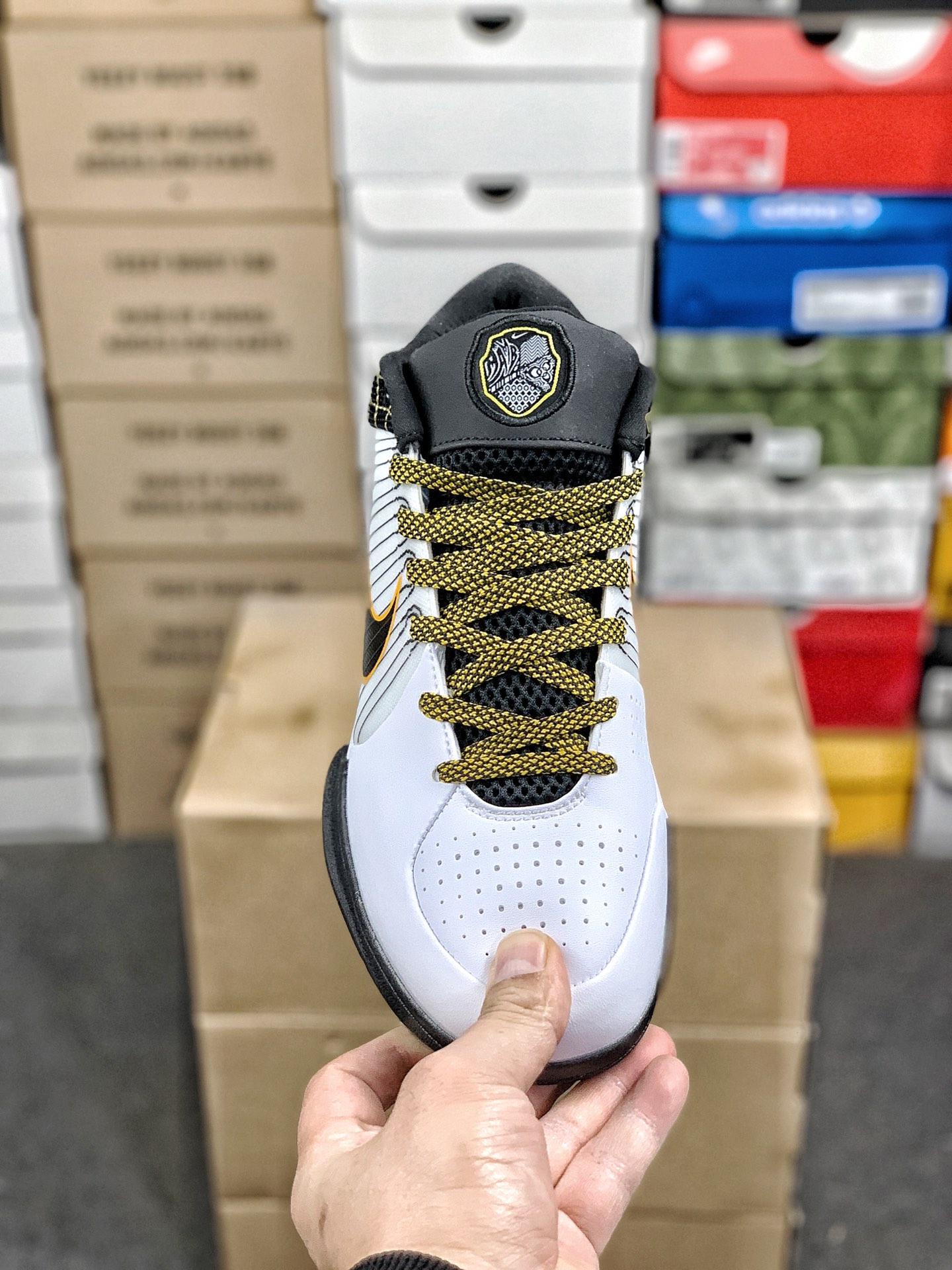 本地自取💰260 放店私
#性价比 真碳 Nk Zoom Kobe 4 科比4代篮球鞋 复刻防滑耐磨减震舒适轻便篮球鞋 
货号：AV6339-101 
尺码：36-46 带半码
编码#A10YTHDA70