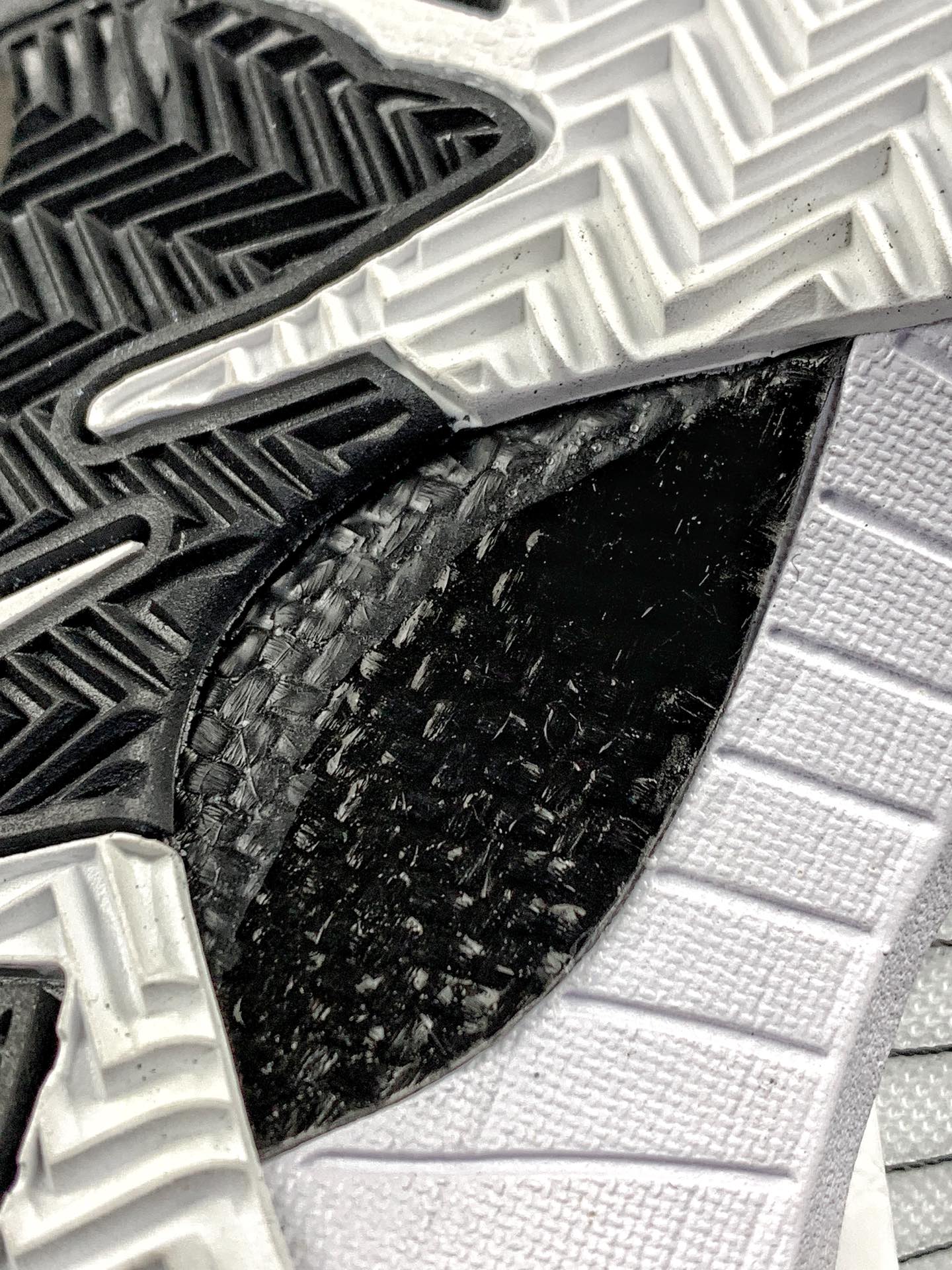 本地自取💰260 放店私
#性价比 真碳 Nk Zoom Kobe 4 科比4代篮球鞋 复刻防滑耐磨减震舒适轻便篮球鞋 
货号：AV6339-101 
尺码：36-46 带半码
编码#A10YTHDA70