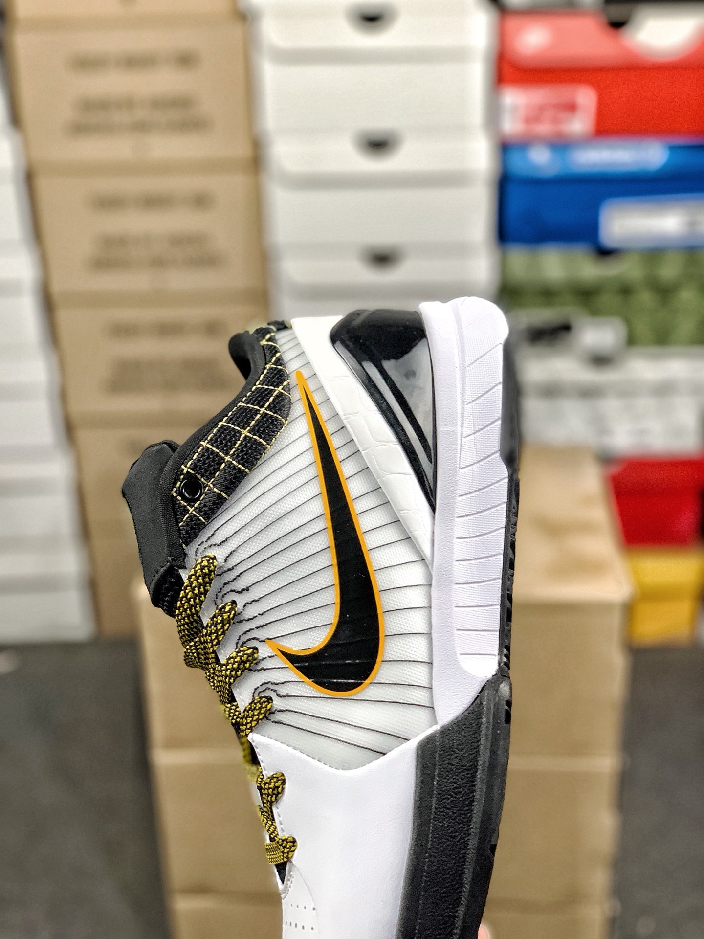 本地自取💰260 放店私
#性价比 真碳 Nk Zoom Kobe 4 科比4代篮球鞋 复刻防滑耐磨减震舒适轻便篮球鞋 
货号：AV6339-101 
尺码：36-46 带半码
编码#A10YTHDA70