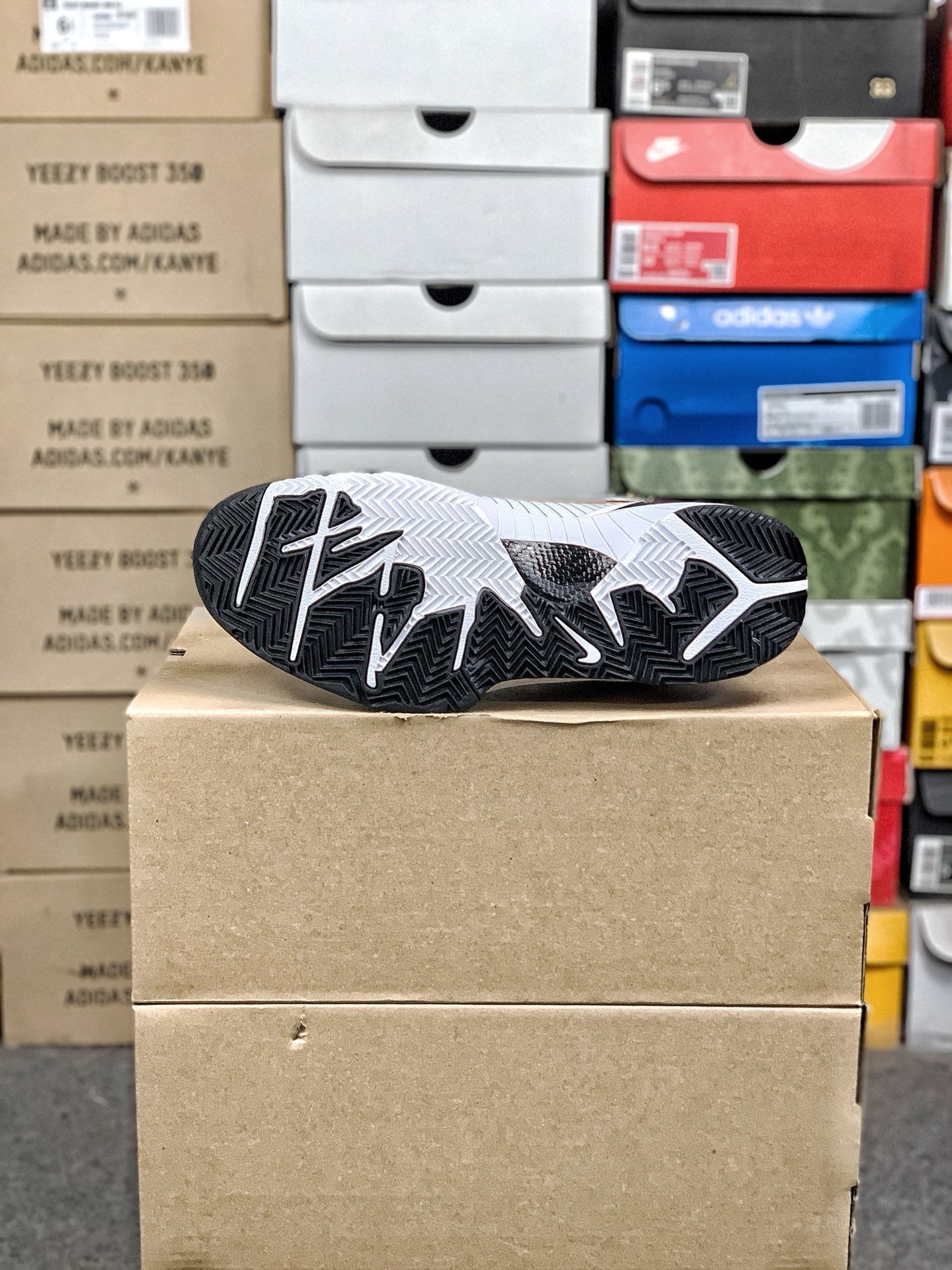 本地自取💰260 放店私
#性价比 真碳 Nk Zoom Kobe 4 科比4代篮球鞋 复刻防滑耐磨减震舒适轻便篮球鞋 
货号：AV6339-101 
尺码：36-46 带半码
编码#A10YTHDA70