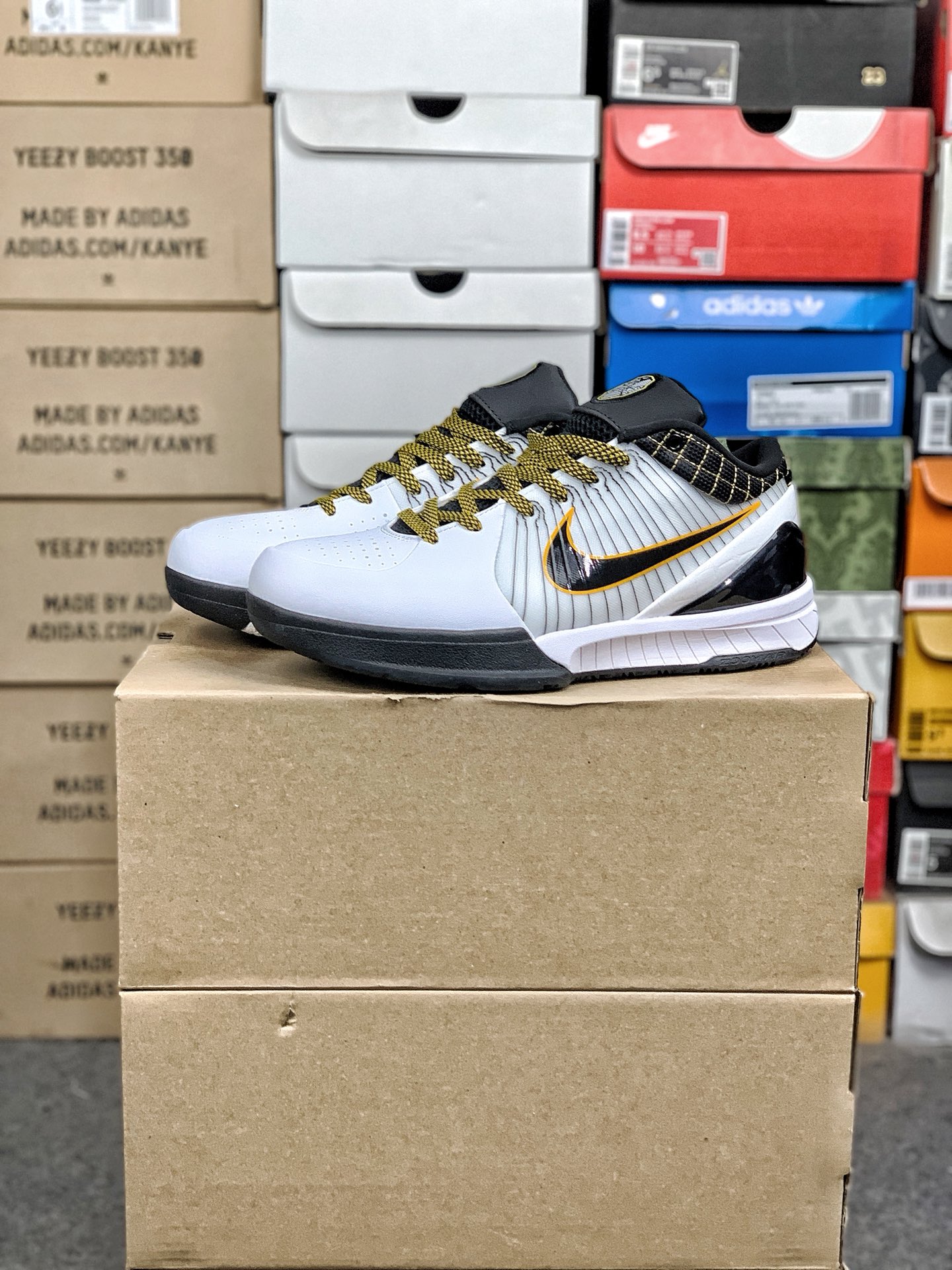 本地自取💰260 放店私
#性价比 真碳 Nk Zoom Kobe 4 科比4代篮球鞋 复刻防滑耐磨减震舒适轻便篮球鞋 
货号：AV6339-101 
尺码：36-46 带半码
编码#A10YTHDA70