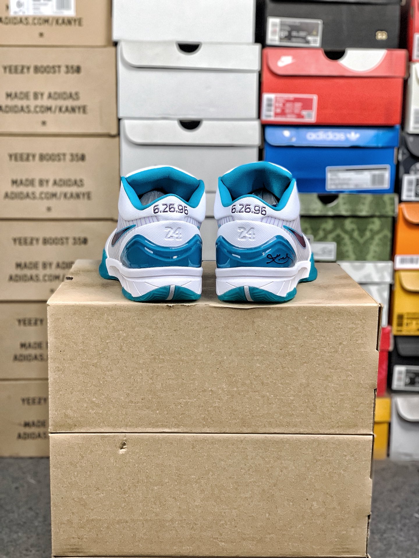 本地自取💰260 放店私
#性价比 真碳 Nk Zoom Kobe 4 科比4代篮球鞋 复刻防滑耐磨减震舒适轻便篮球鞋 
货号：AV6339-100
尺码：36-46 带半码
编码#A10YTHDA70