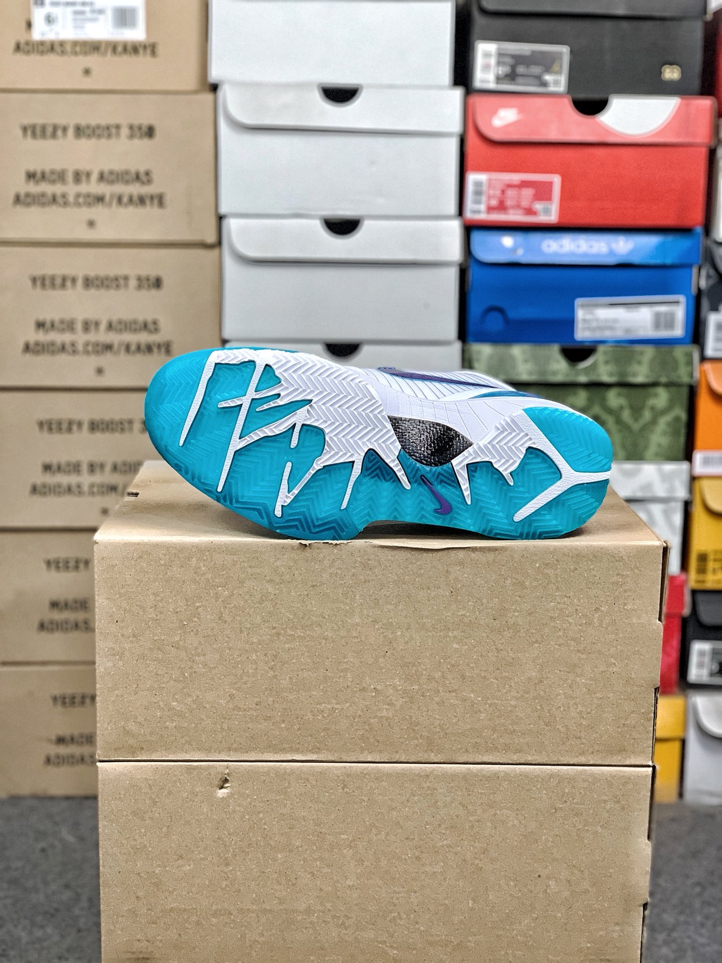 本地自取💰260 放店私
#性价比 真碳 Nk Zoom Kobe 4 科比4代篮球鞋 复刻防滑耐磨减震舒适轻便篮球鞋 
货号：AV6339-100
尺码：36-46 带半码
编码#A10YTHDA70