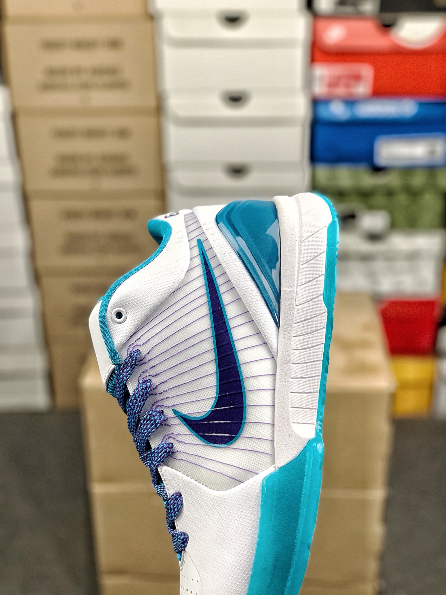 本地自取💰260 放店私
#性价比 真碳 Nk Zoom Kobe 4 科比4代篮球鞋 复刻防滑耐磨减震舒适轻便篮球鞋 
货号：AV6339-100
尺码：36-46 带半码
编码#A10YTHDA70