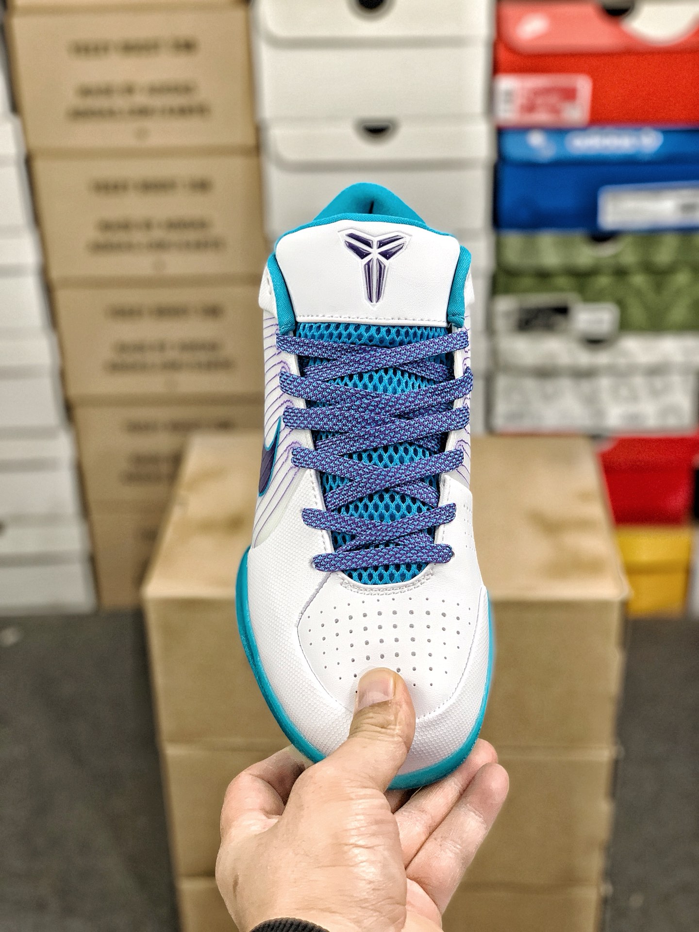 本地自取💰260 放店私
#性价比 真碳 Nk Zoom Kobe 4 科比4代篮球鞋 复刻防滑耐磨减震舒适轻便篮球鞋 
货号：AV6339-100
尺码：36-46 带半码
编码#A10YTHDA70