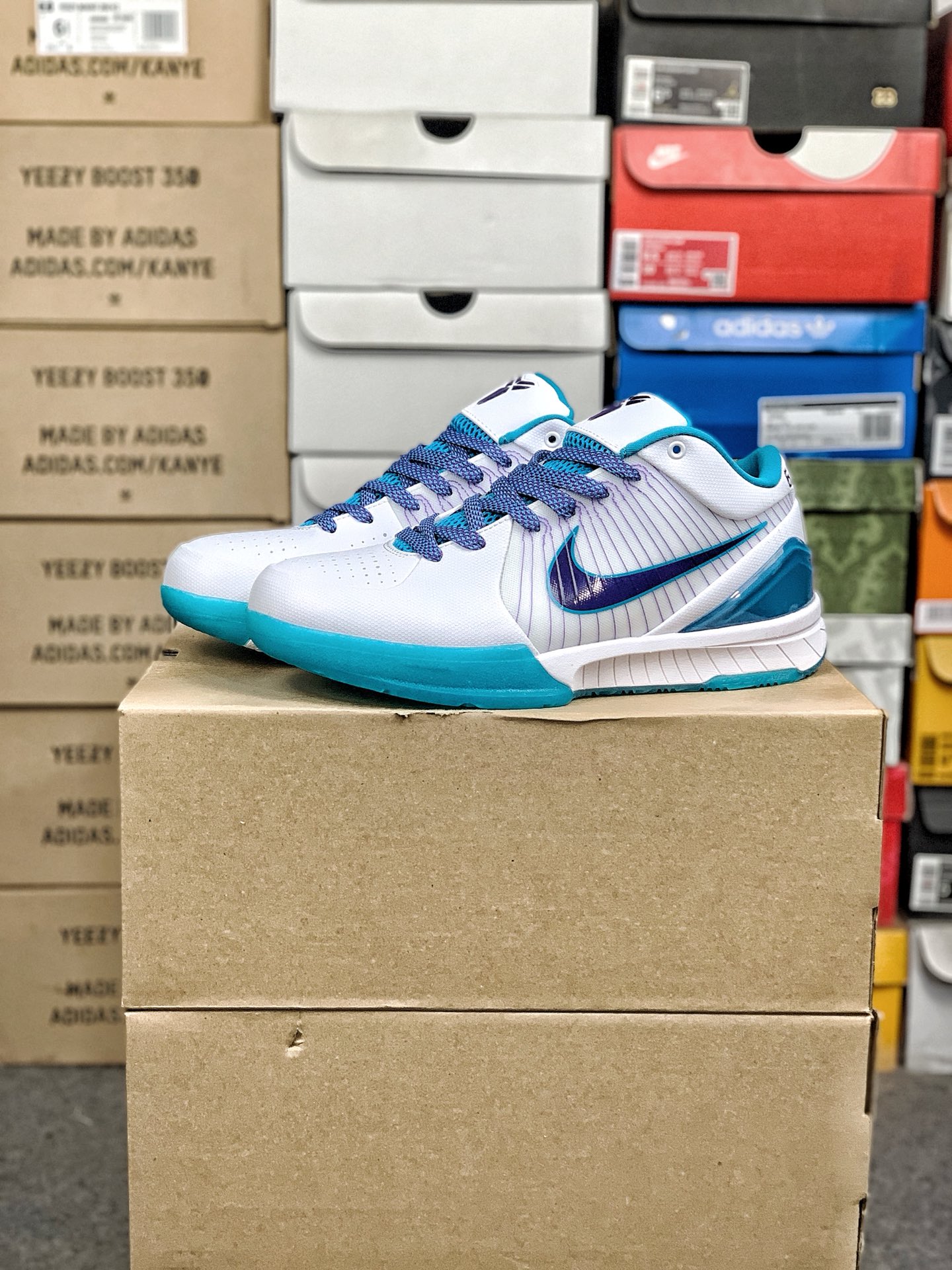 本地自取💰260 放店私
#性价比 真碳 Nk Zoom Kobe 4 科比4代篮球鞋 复刻防滑耐磨减震舒适轻便篮球鞋 
货号：AV6339-100
尺码：36-46 带半码
编码#A10YTHDA70