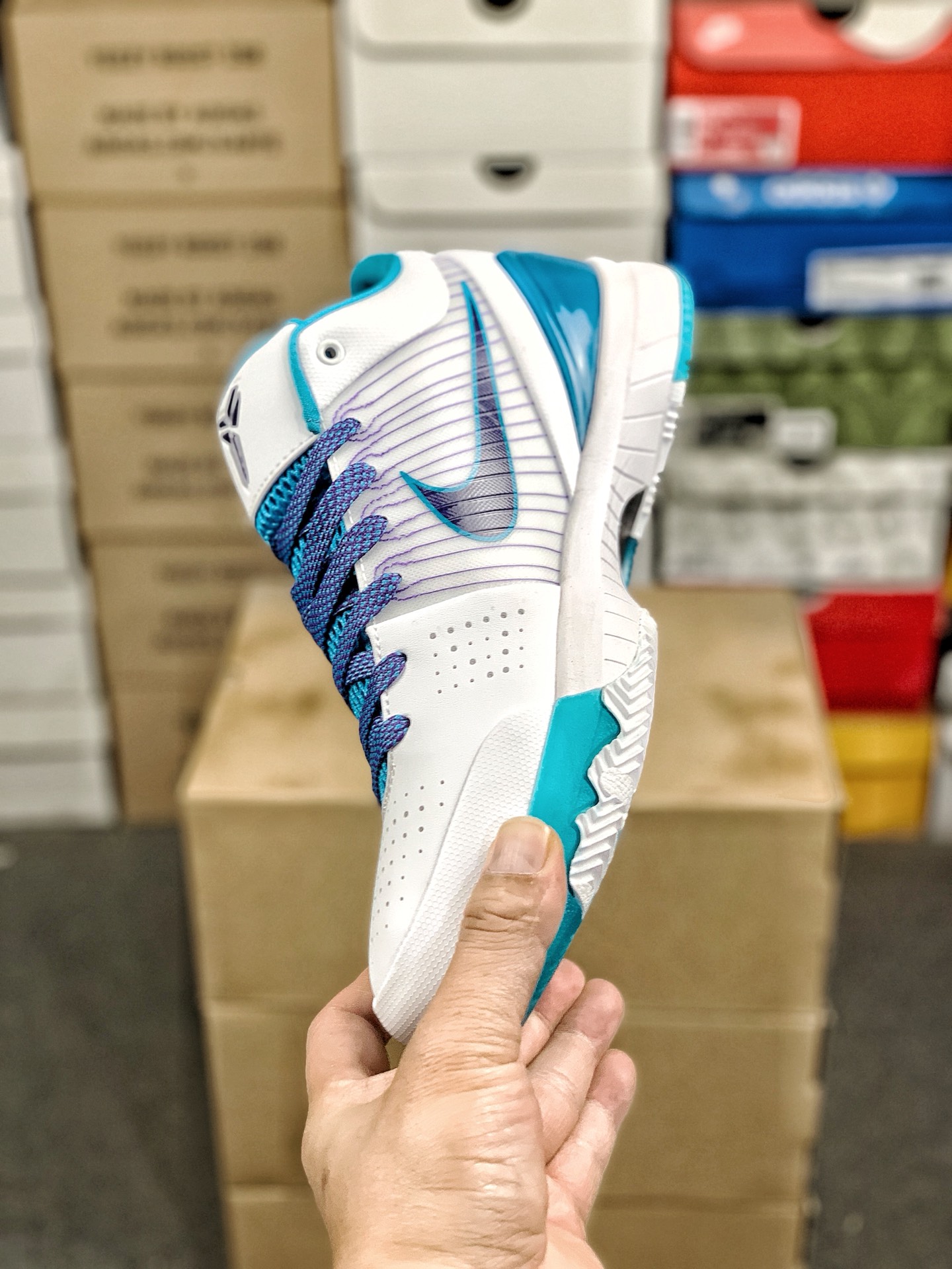 本地自取💰260 放店私
#性价比 真碳 Nk Zoom Kobe 4 科比4代篮球鞋 复刻防滑耐磨减震舒适轻便篮球鞋 
货号：AV6339-100
尺码：36-46 带半码
编码#A10YTHDA70