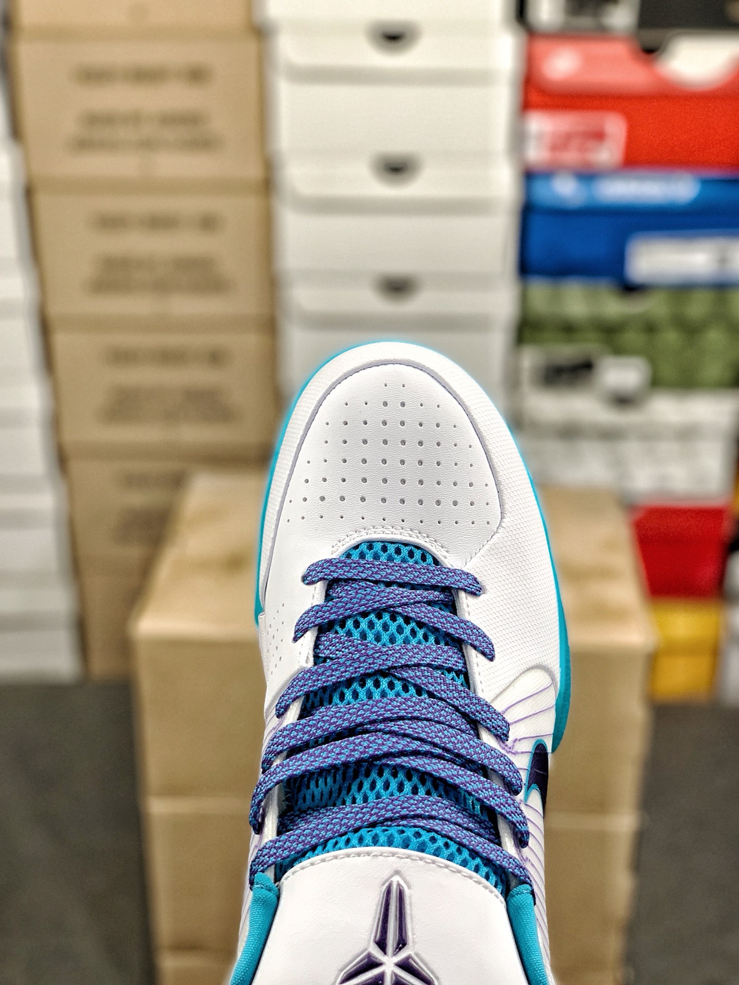 本地自取💰260 放店私
#性价比 真碳 Nk Zoom Kobe 4 科比4代篮球鞋 复刻防滑耐磨减震舒适轻便篮球鞋 
货号：AV6339-100
尺码：36-46 带半码
编码#A10YTHDA70