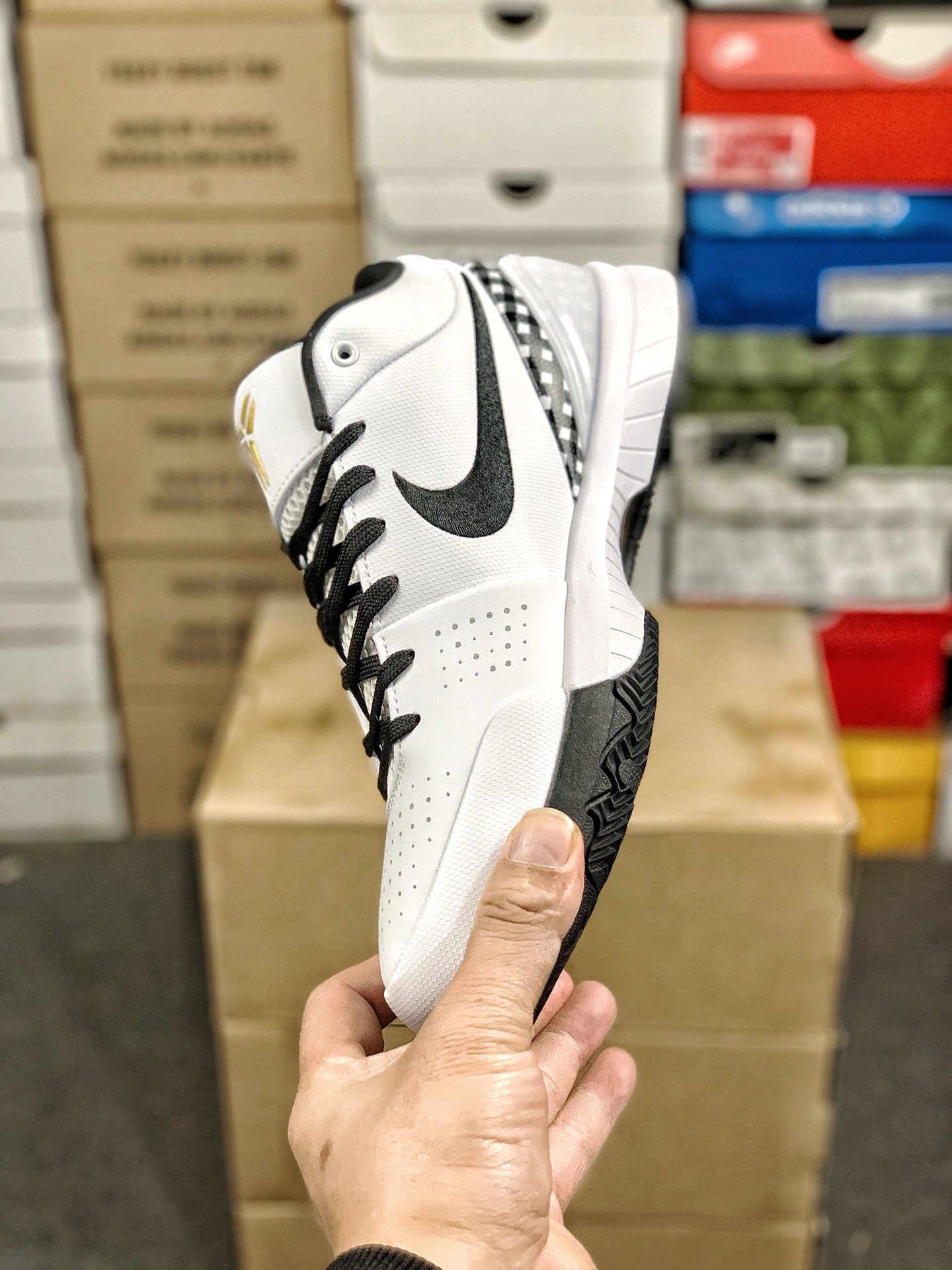 本地自取💰260 放店私
#性价比 真碳 Nk Zoom Kobe 4 科比4代篮球鞋 复刻防滑耐磨减震舒适轻便篮球鞋 
货号：FJ9363-100
尺码：36-46 带半码
编码#A10YTHDA70