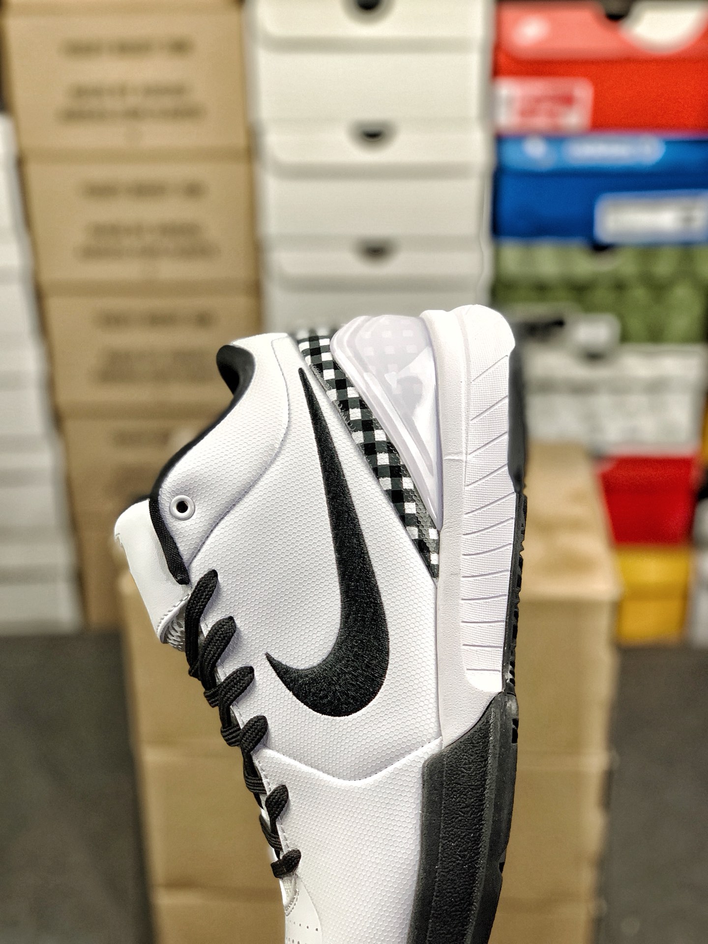 本地自取💰260 放店私
#性价比 真碳 Nk Zoom Kobe 4 科比4代篮球鞋 复刻防滑耐磨减震舒适轻便篮球鞋 
货号：FJ9363-100
尺码：36-46 带半码
编码#A10YTHDA70