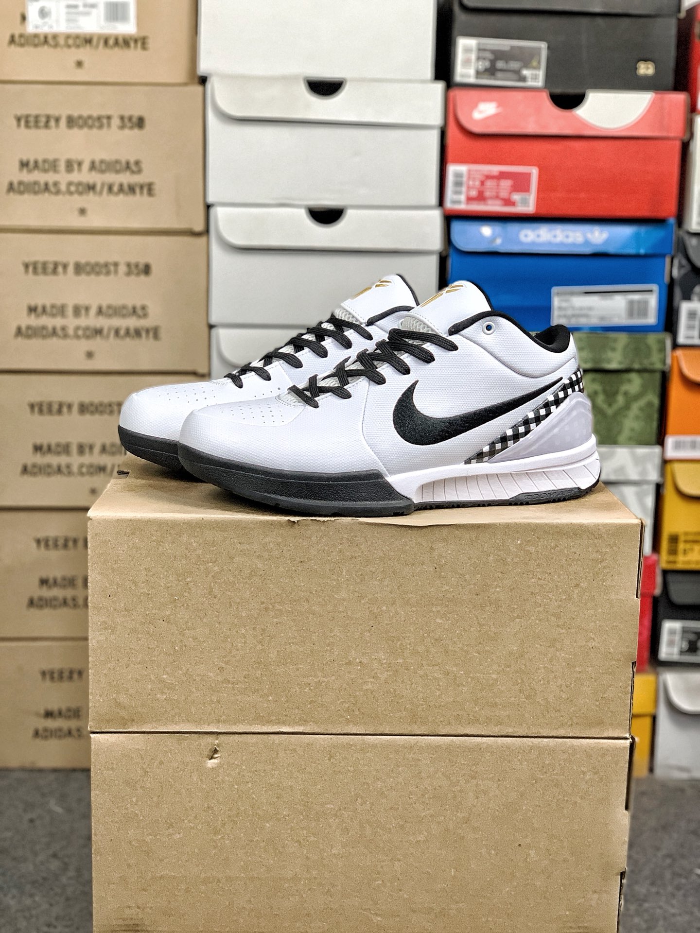 本地自取💰260 放店私
#性价比 真碳 Nk Zoom Kobe 4 科比4代篮球鞋 复刻防滑耐磨减震舒适轻便篮球鞋 
货号：FJ9363-100
尺码：36-46 带半码
编码#A10YTHDA70