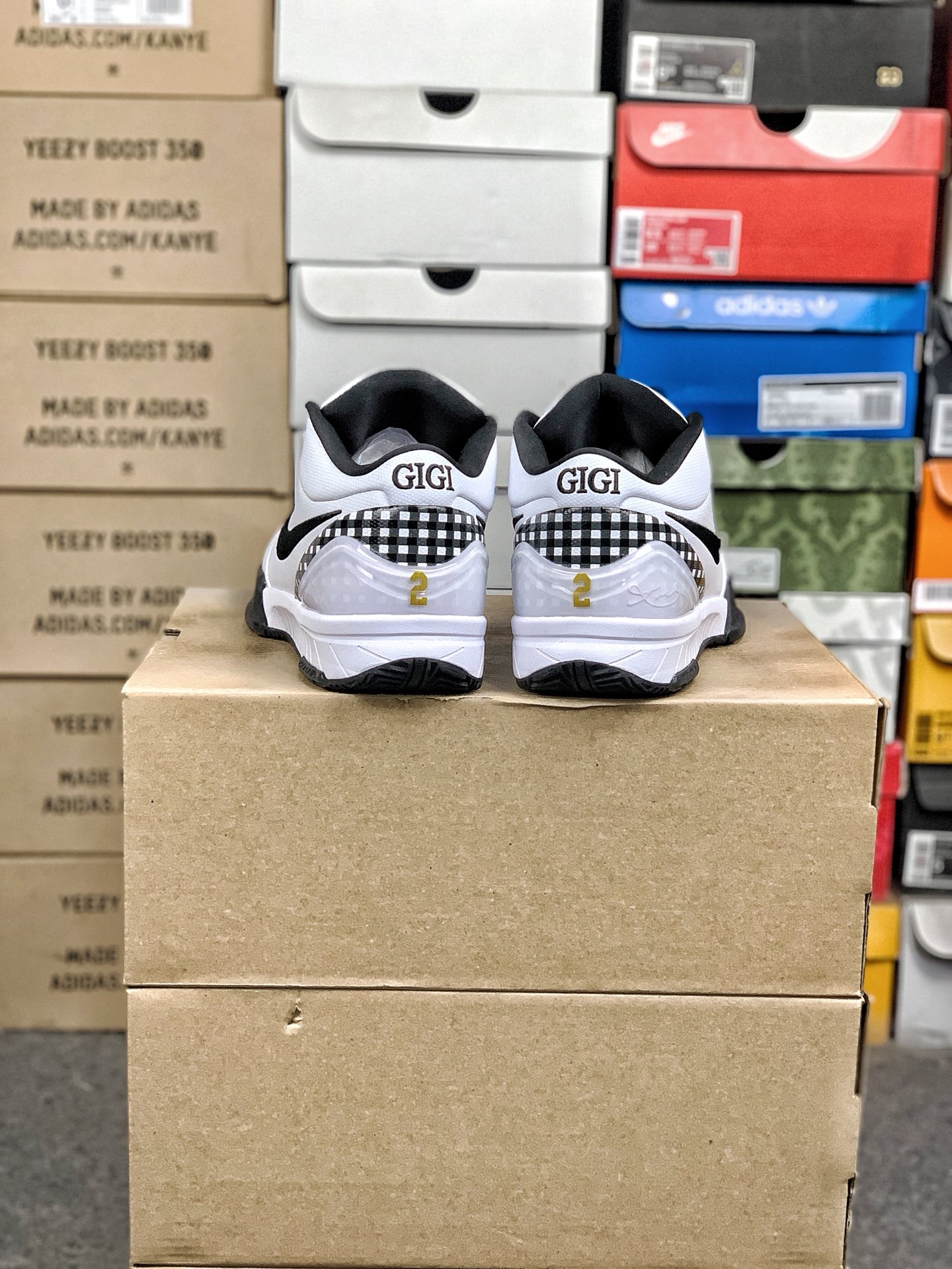 本地自取💰260 放店私
#性价比 真碳 Nk Zoom Kobe 4 科比4代篮球鞋 复刻防滑耐磨减震舒适轻便篮球鞋 
货号：FJ9363-100
尺码：36-46 带半码
编码#A10YTHDA70