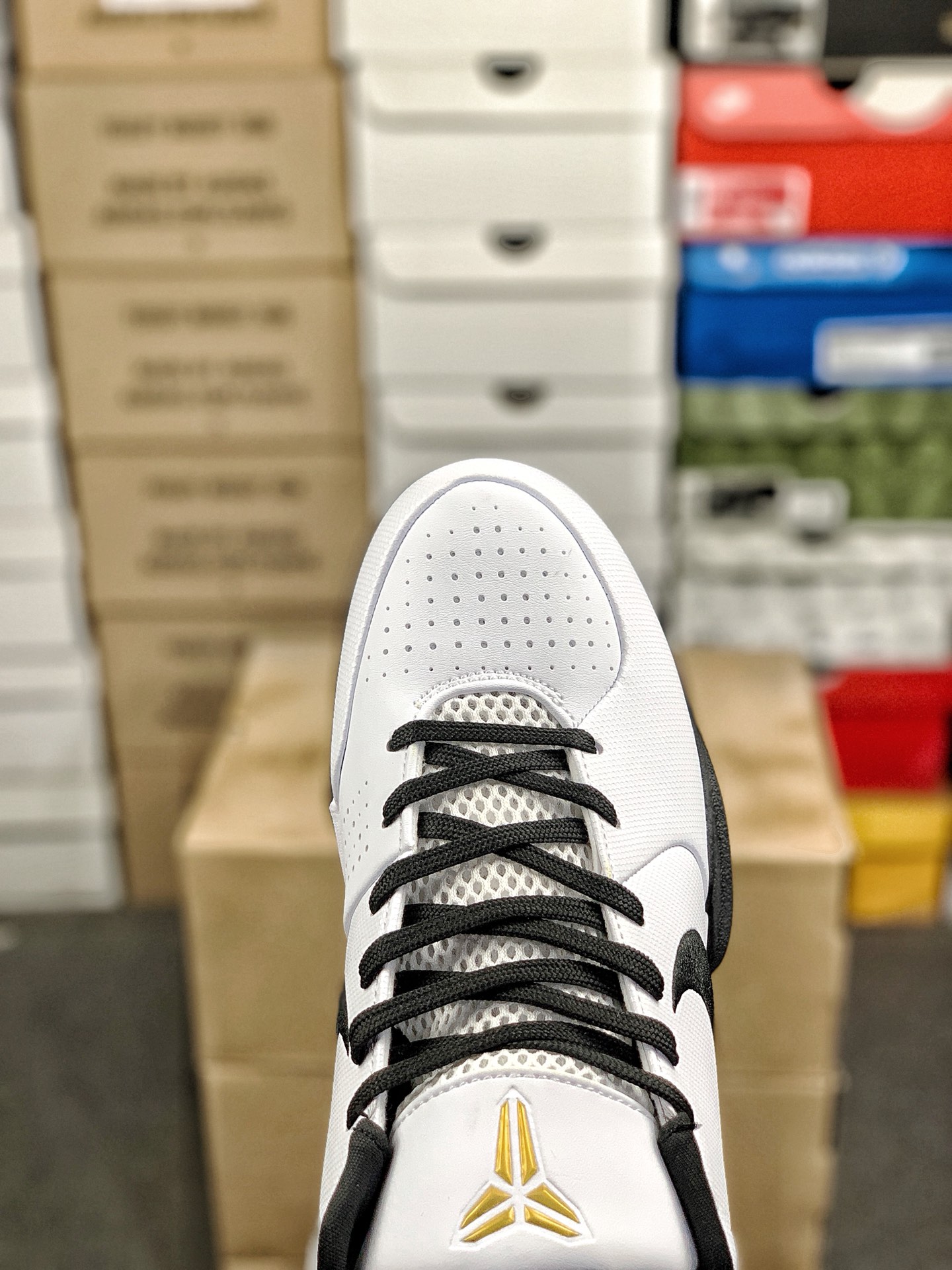 本地自取💰260 放店私
#性价比 真碳 Nk Zoom Kobe 4 科比4代篮球鞋 复刻防滑耐磨减震舒适轻便篮球鞋 
货号：FJ9363-100
尺码：36-46 带半码
编码#A10YTHDA70