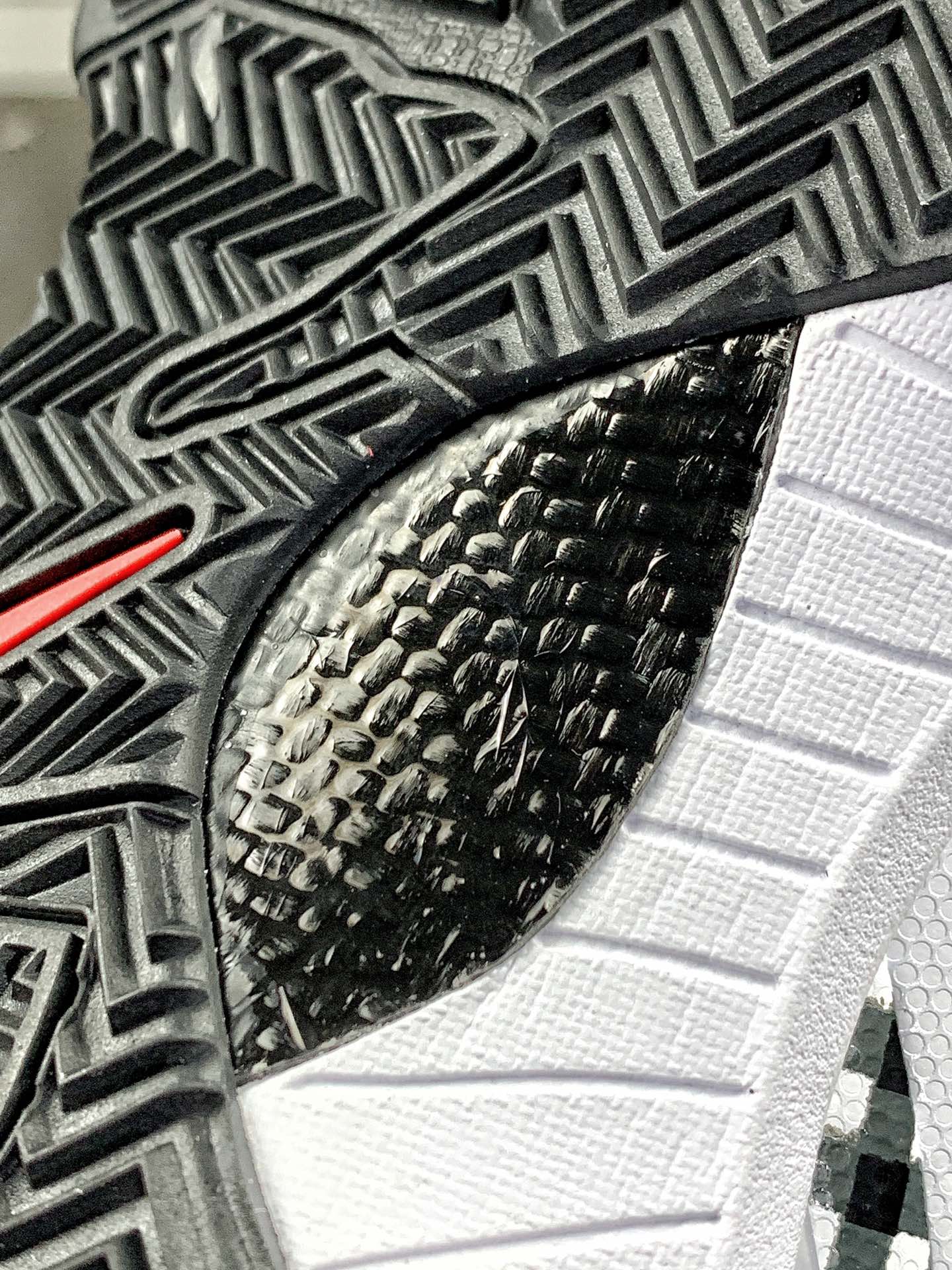 本地自取💰260 放店私
#性价比 真碳 Nk Zoom Kobe 4 科比4代篮球鞋 复刻防滑耐磨减震舒适轻便篮球鞋 
货号：FJ9363-100
尺码：36-46 带半码
编码#A10YTHDA70