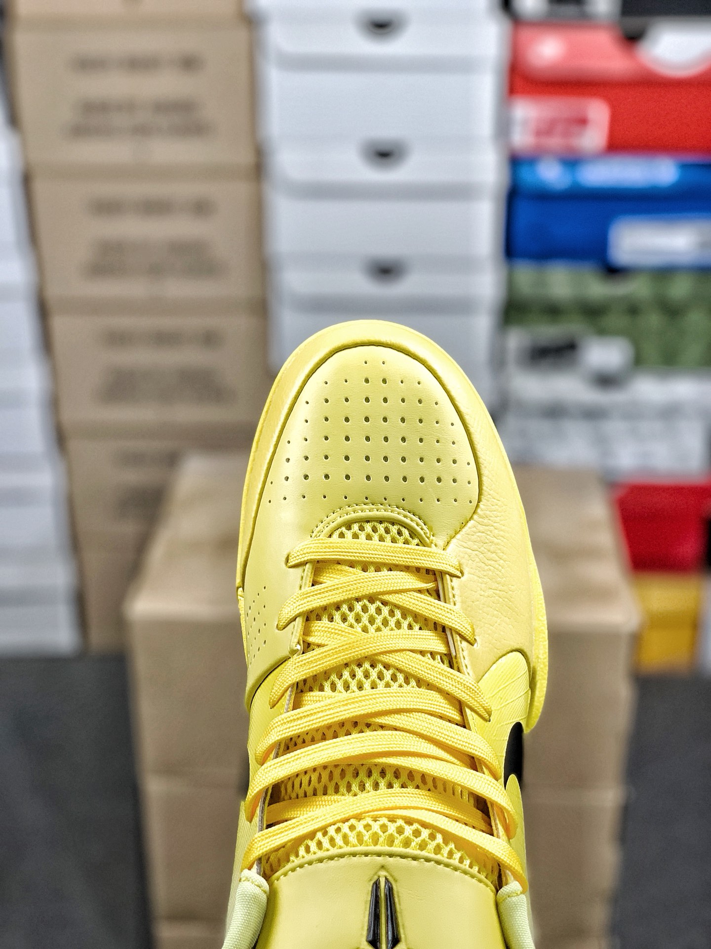 本地自取💰260 放店私
#性价比 真碳 Nk Zoom Kobe 4 科比4代篮球鞋 复刻防滑耐磨减震舒适轻便篮球鞋 
货号：IH0587-700
尺码：36-46 带半码
编码#A10YTHDA70