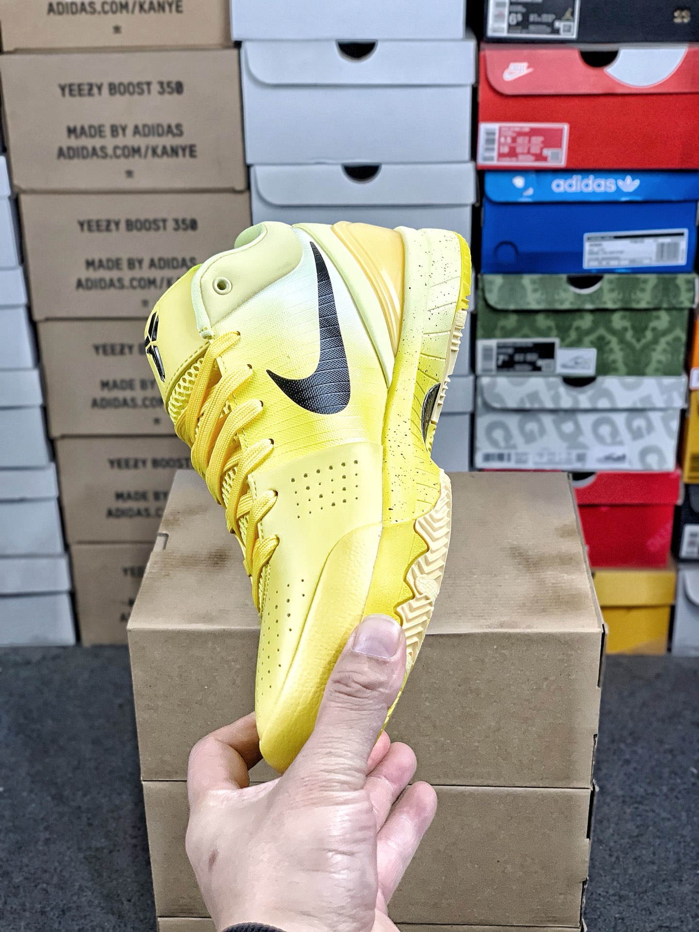本地自取💰260 放店私
#性价比 真碳 Nk Zoom Kobe 4 科比4代篮球鞋 复刻防滑耐磨减震舒适轻便篮球鞋 
货号：IH0587-700
尺码：36-46 带半码
编码#A10YTHDA70