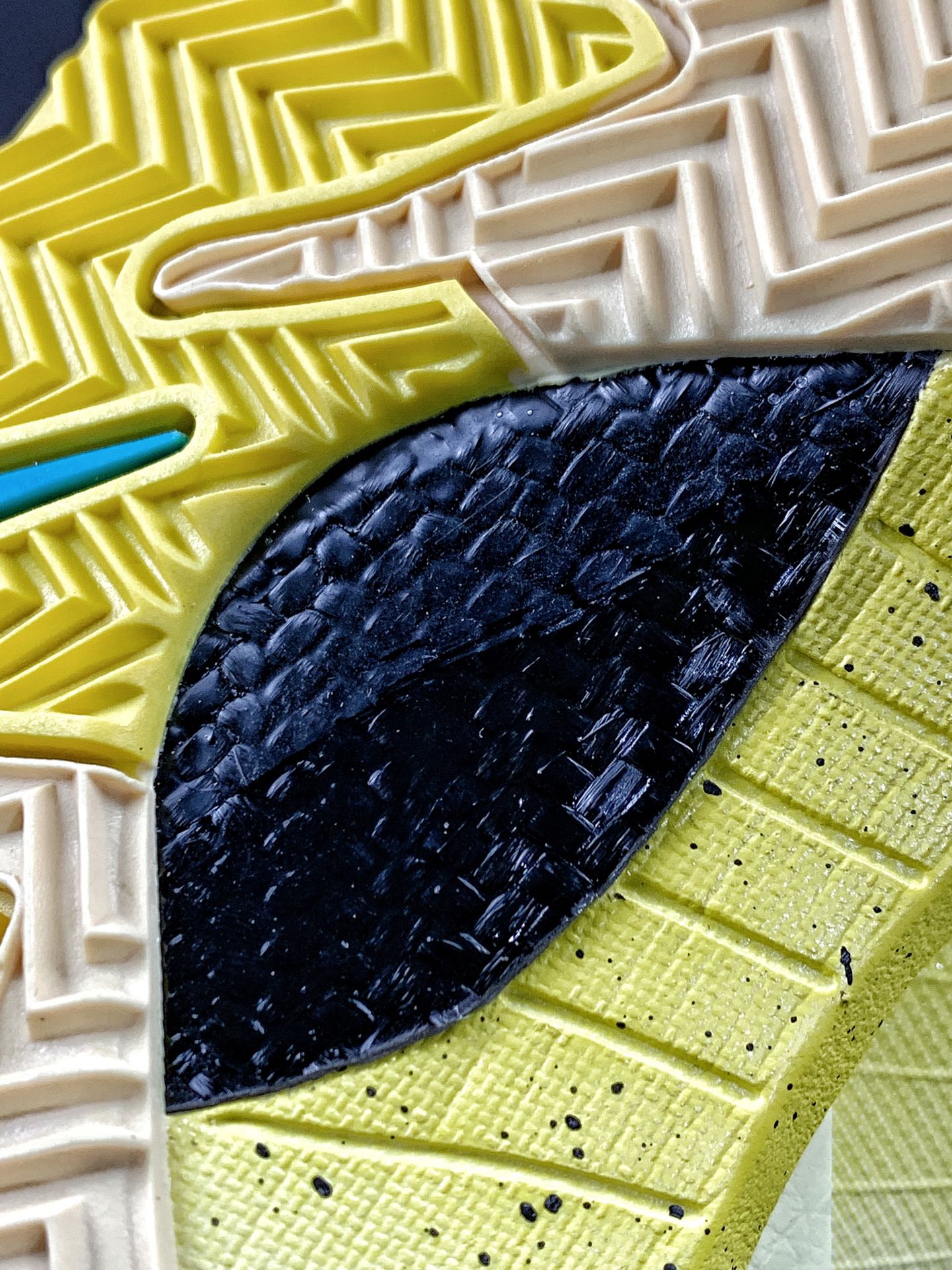 本地自取💰260 放店私
#性价比 真碳 Nk Zoom Kobe 4 科比4代篮球鞋 复刻防滑耐磨减震舒适轻便篮球鞋 
货号：IH0587-700
尺码：36-46 带半码
编码#A10YTHDA70