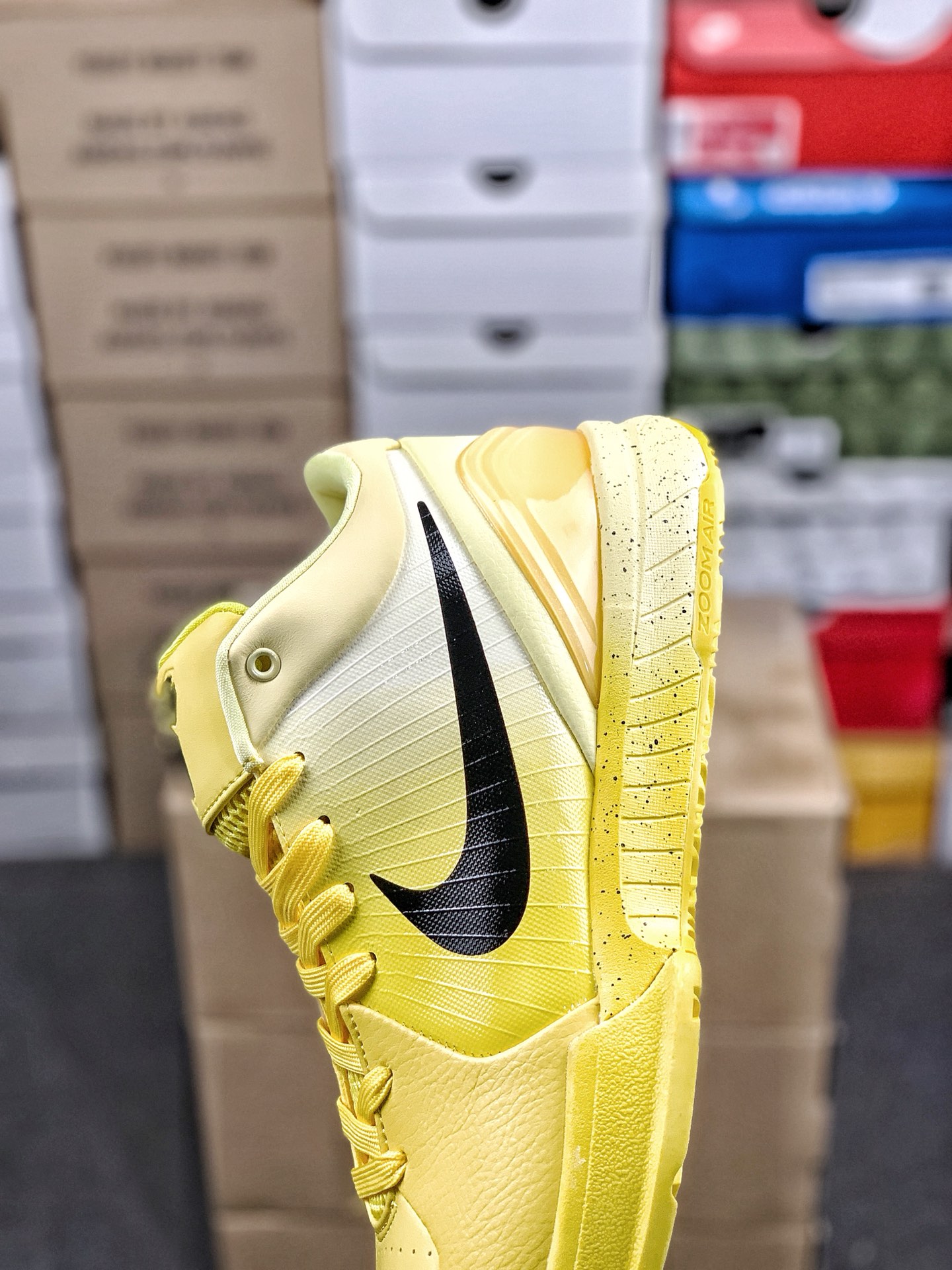 本地自取💰260 放店私
#性价比 真碳 Nk Zoom Kobe 4 科比4代篮球鞋 复刻防滑耐磨减震舒适轻便篮球鞋 
货号：IH0587-700
尺码：36-46 带半码
编码#A10YTHDA70