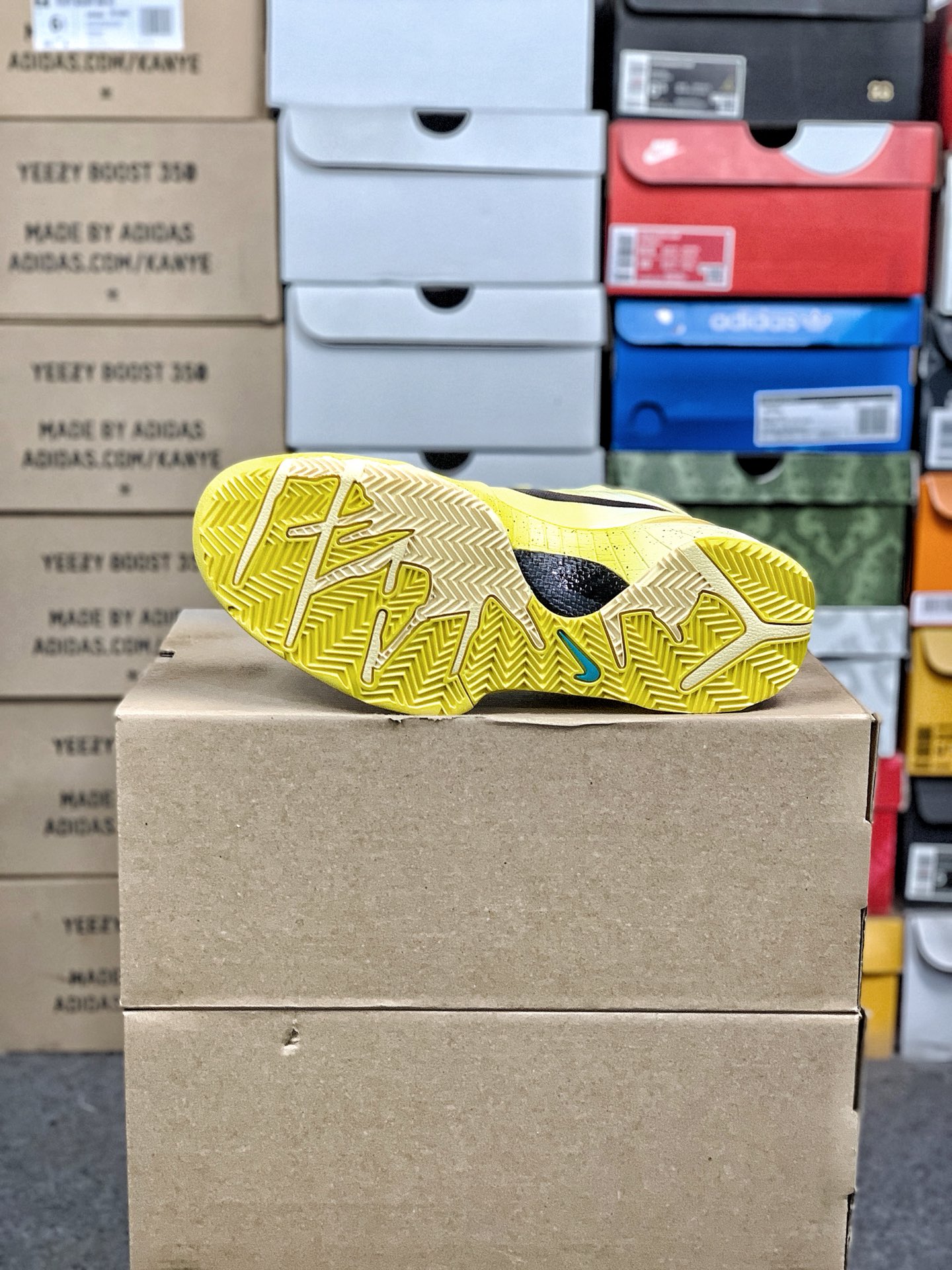 本地自取💰260 放店私
#性价比 真碳 Nk Zoom Kobe 4 科比4代篮球鞋 复刻防滑耐磨减震舒适轻便篮球鞋 
货号：IH0587-700
尺码：36-46 带半码
编码#A10YTHDA70