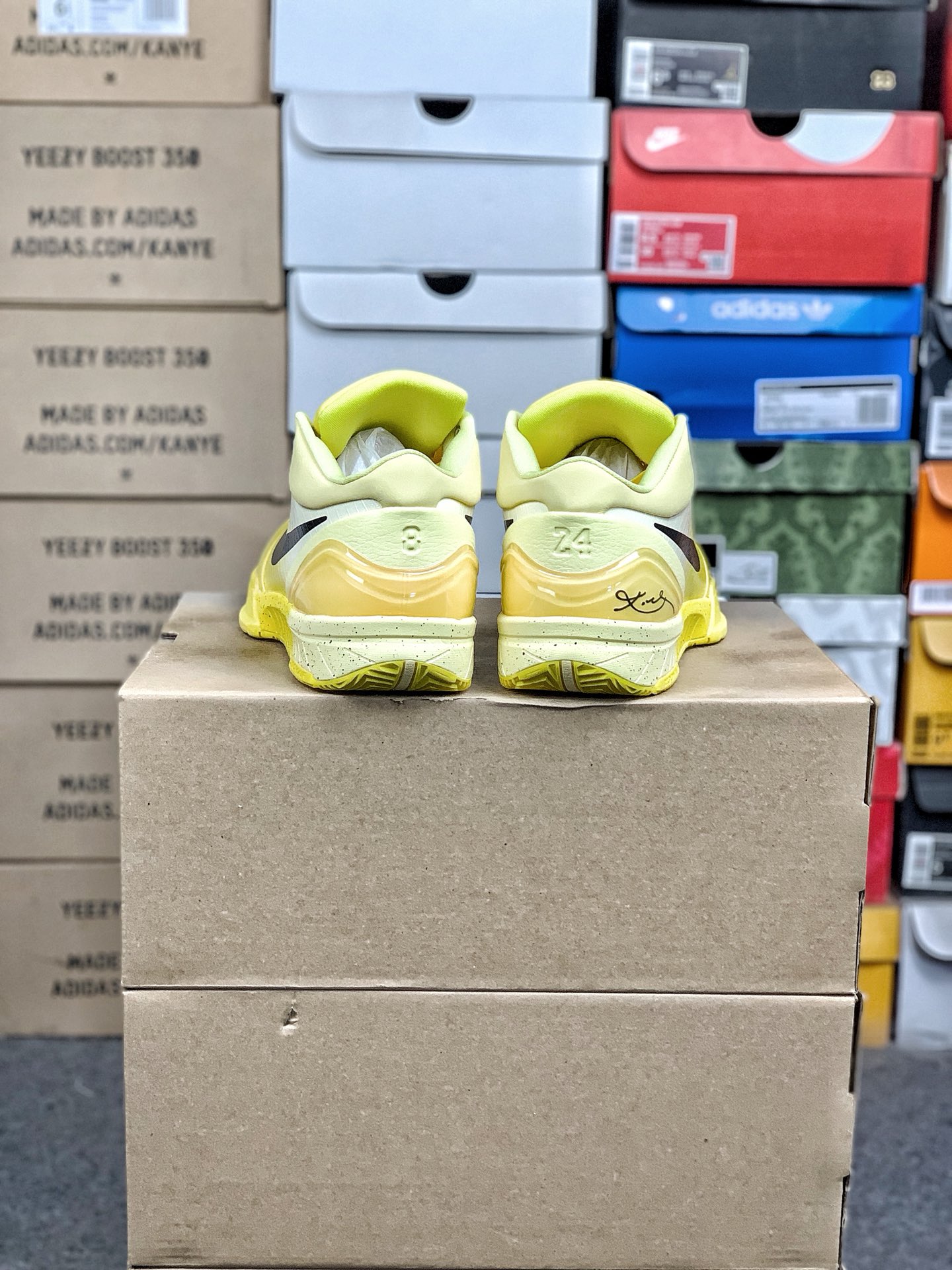 本地自取💰260 放店私
#性价比 真碳 Nk Zoom Kobe 4 科比4代篮球鞋 复刻防滑耐磨减震舒适轻便篮球鞋 
货号：IH0587-700
尺码：36-46 带半码
编码#A10YTHDA70