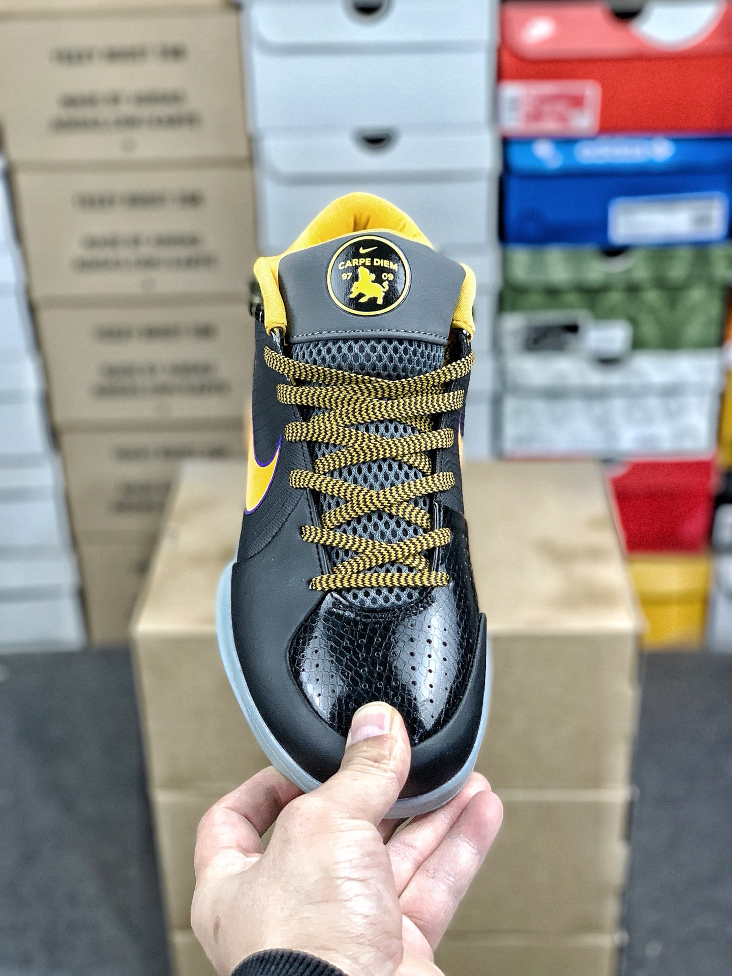 本地自取💰260 放店私
#性价比 真碳 Nk Zoom Kobe 4 科比4代篮球鞋 复刻防滑耐磨减震舒适轻便篮球鞋 
货号：AV6339-001
尺码：36-46 带半码
编码#A10YTHDA70