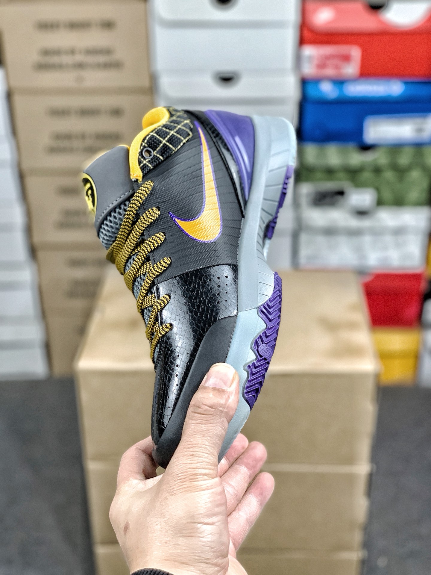 本地自取💰260 放店私
#性价比 真碳 Nk Zoom Kobe 4 科比4代篮球鞋 复刻防滑耐磨减震舒适轻便篮球鞋 
货号：AV6339-001
尺码：36-46 带半码
编码#A10YTHDA70