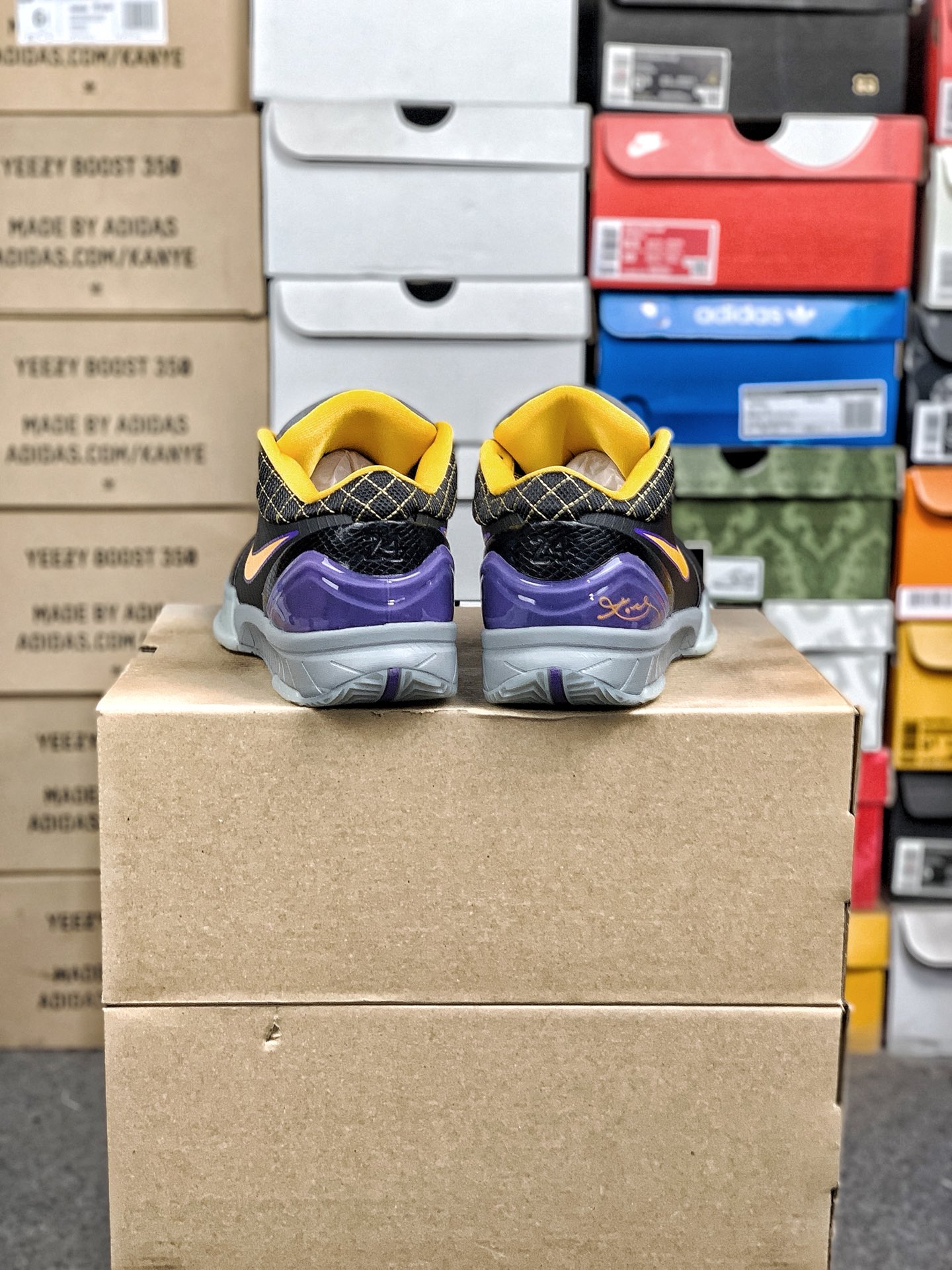 本地自取💰260 放店私
#性价比 真碳 Nk Zoom Kobe 4 科比4代篮球鞋 复刻防滑耐磨减震舒适轻便篮球鞋 
货号：AV6339-001
尺码：36-46 带半码
编码#A10YTHDA70