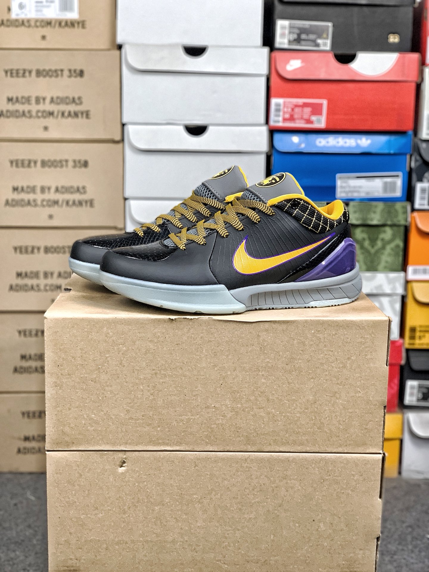 本地自取💰260 放店私
#性价比 真碳 Nk Zoom Kobe 4 科比4代篮球鞋 复刻防滑耐磨减震舒适轻便篮球鞋 
货号：AV6339-001
尺码：36-46 带半码
编码#A10YTHDA70