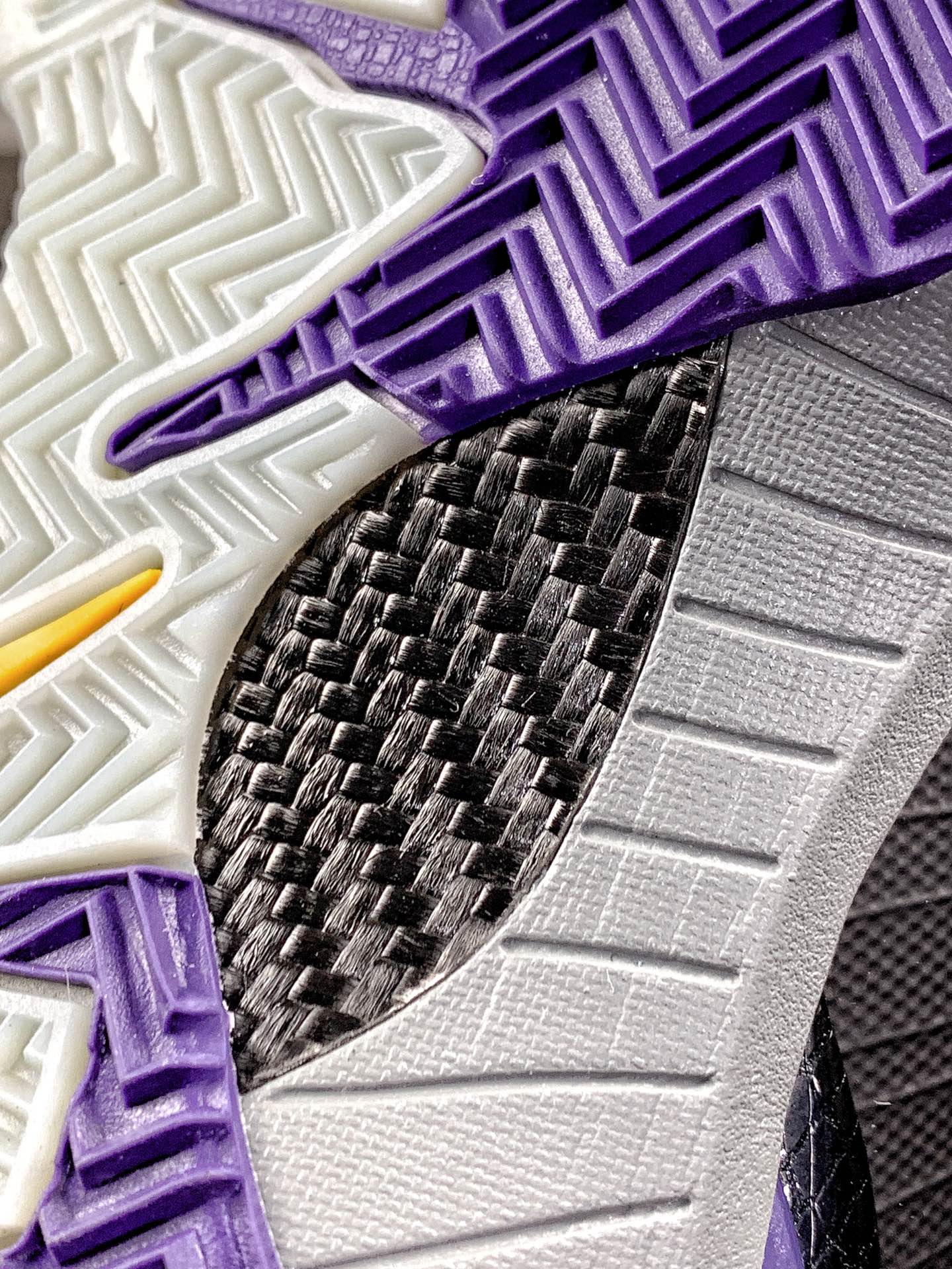 本地自取💰260 放店私
#性价比 真碳 Nk Zoom Kobe 4 科比4代篮球鞋 复刻防滑耐磨减震舒适轻便篮球鞋 
货号：AV6339-001
尺码：36-46 带半码
编码#A10YTHDA70