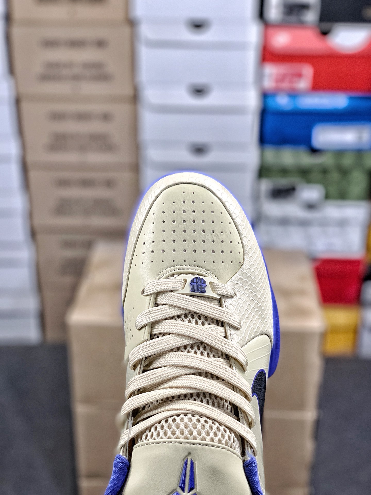 本地自取💰260 放店私
#性价比 真碳 Nk Zoom Kobe 4 科比4代篮球鞋 复刻防滑耐磨减震舒适轻便篮球鞋 
货号：IM2532-701
尺码：36-46 带半码
编码#A10YTHDA70