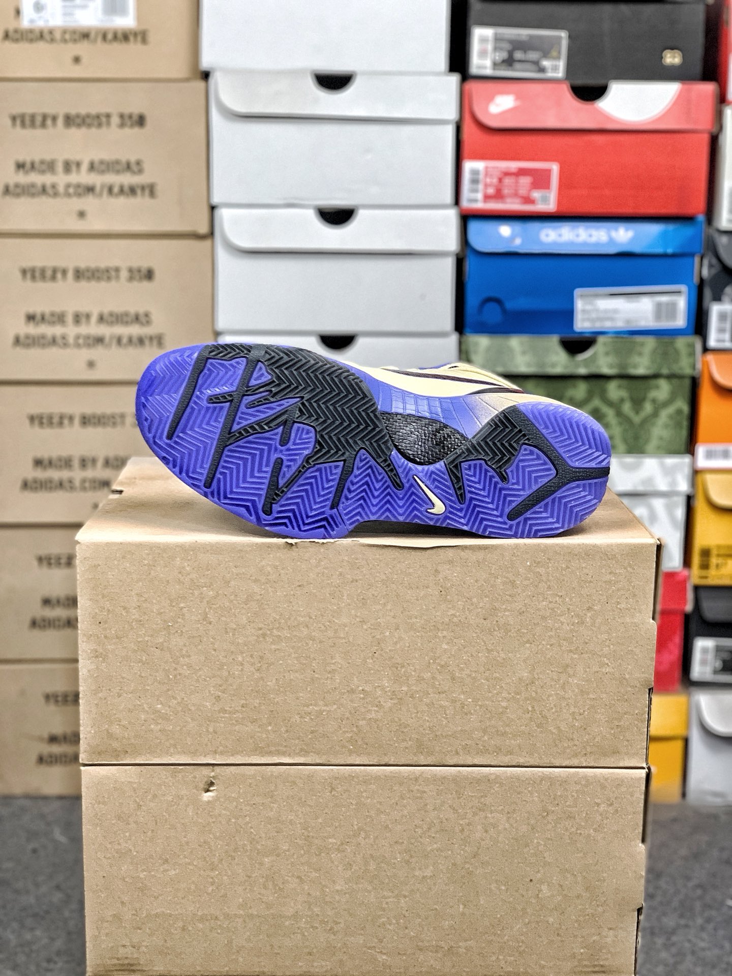 本地自取💰260 放店私
#性价比 真碳 Nk Zoom Kobe 4 科比4代篮球鞋 复刻防滑耐磨减震舒适轻便篮球鞋 
货号：IM2532-701
尺码：36-46 带半码
编码#A10YTHDA70