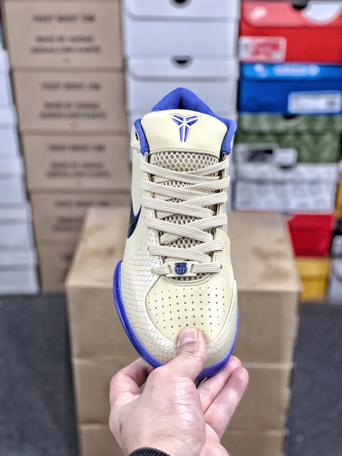 本地自取💰260 放店私
#性价比 真碳 Nk Zoom Kobe 4 科比4代篮球鞋 复刻防滑耐磨减震舒适轻便篮球鞋 
货号：IM2532-701
尺码：36-46 带半码
编码#A10YTHDA70