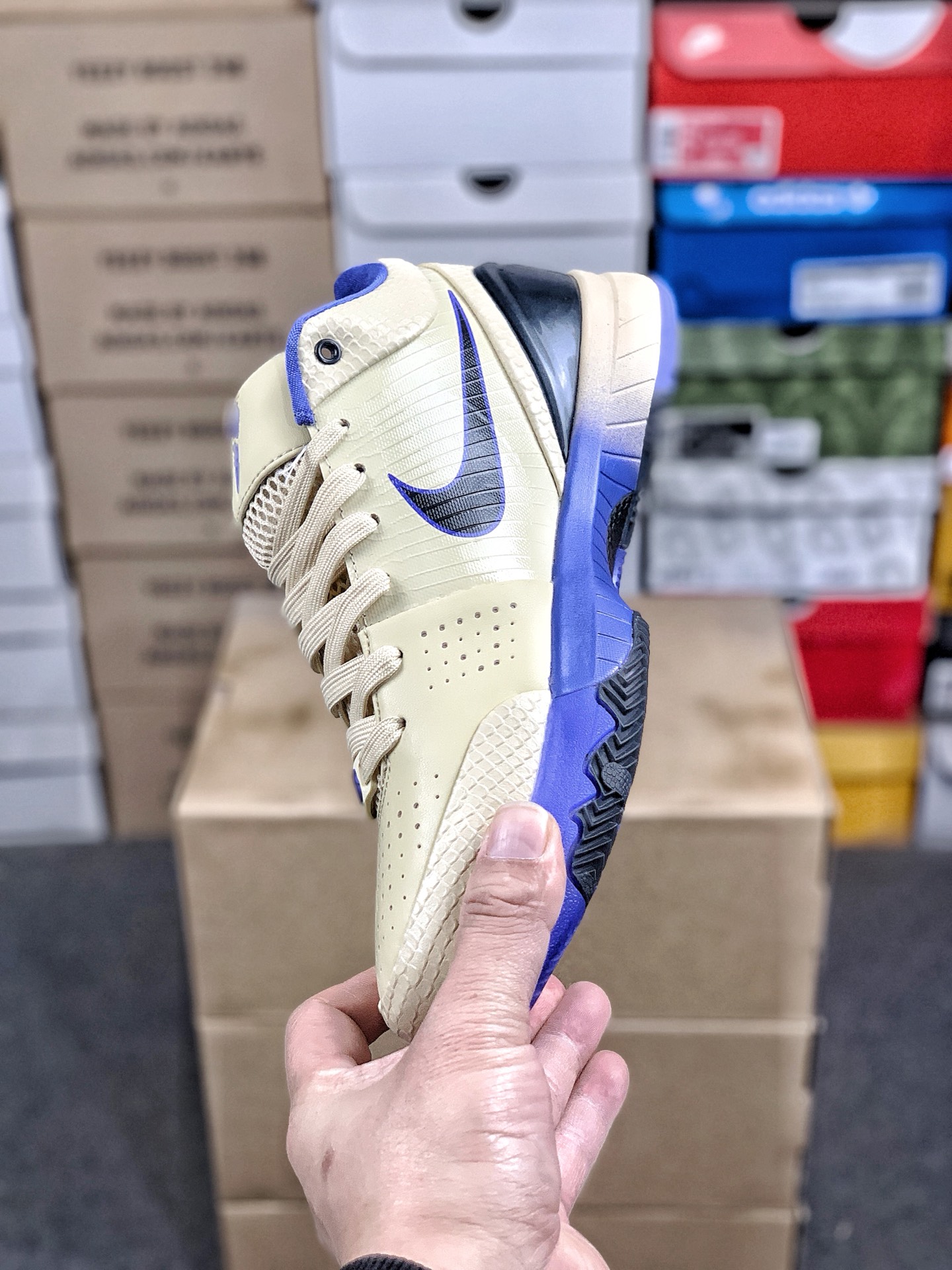 本地自取💰260 放店私
#性价比 真碳 Nk Zoom Kobe 4 科比4代篮球鞋 复刻防滑耐磨减震舒适轻便篮球鞋 
货号：IM2532-701
尺码：36-46 带半码
编码#A10YTHDA70