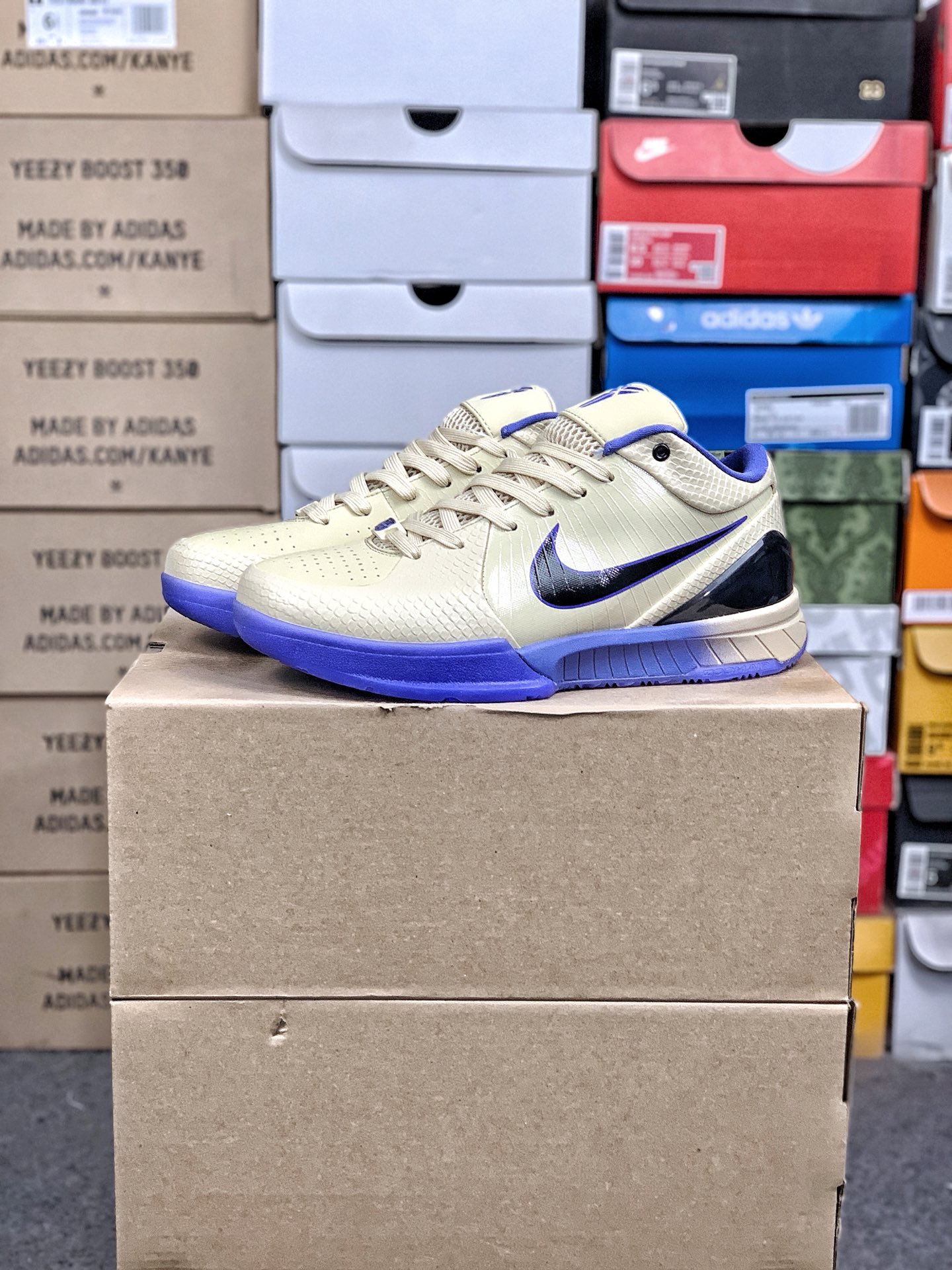 本地自取💰260 放店私
#性价比 真碳 Nk Zoom Kobe 4 科比4代篮球鞋 复刻防滑耐磨减震舒适轻便篮球鞋 
货号：IM2532-701
尺码：36-46 带半码
编码#A10YTHDA70