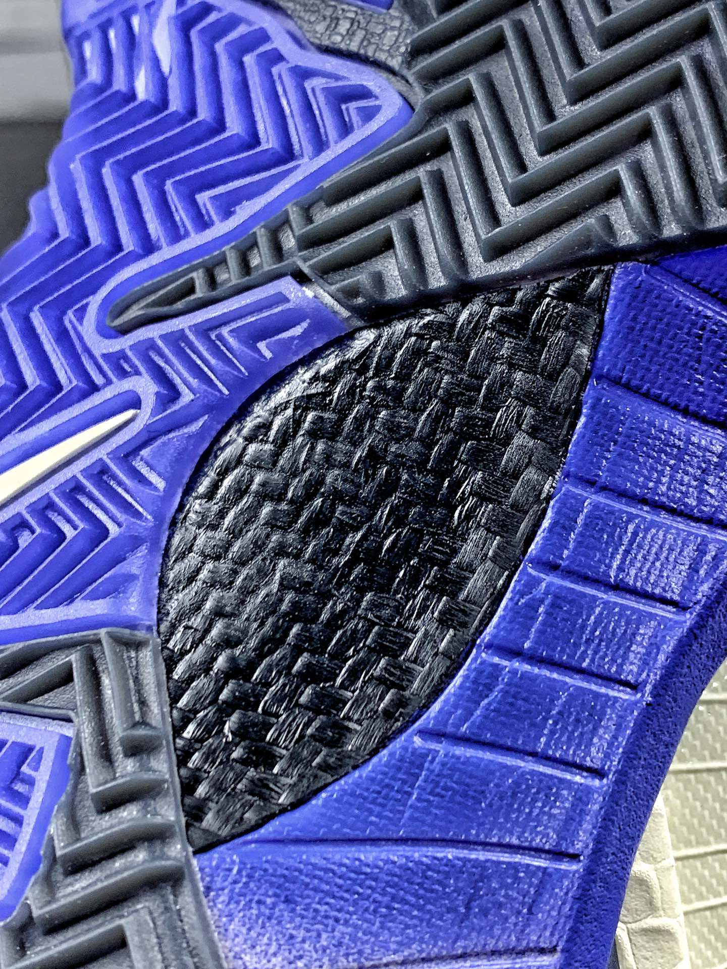 本地自取💰260 放店私
#性价比 真碳 Nk Zoom Kobe 4 科比4代篮球鞋 复刻防滑耐磨减震舒适轻便篮球鞋 
货号：IM2532-701
尺码：36-46 带半码
编码#A10YTHDA70