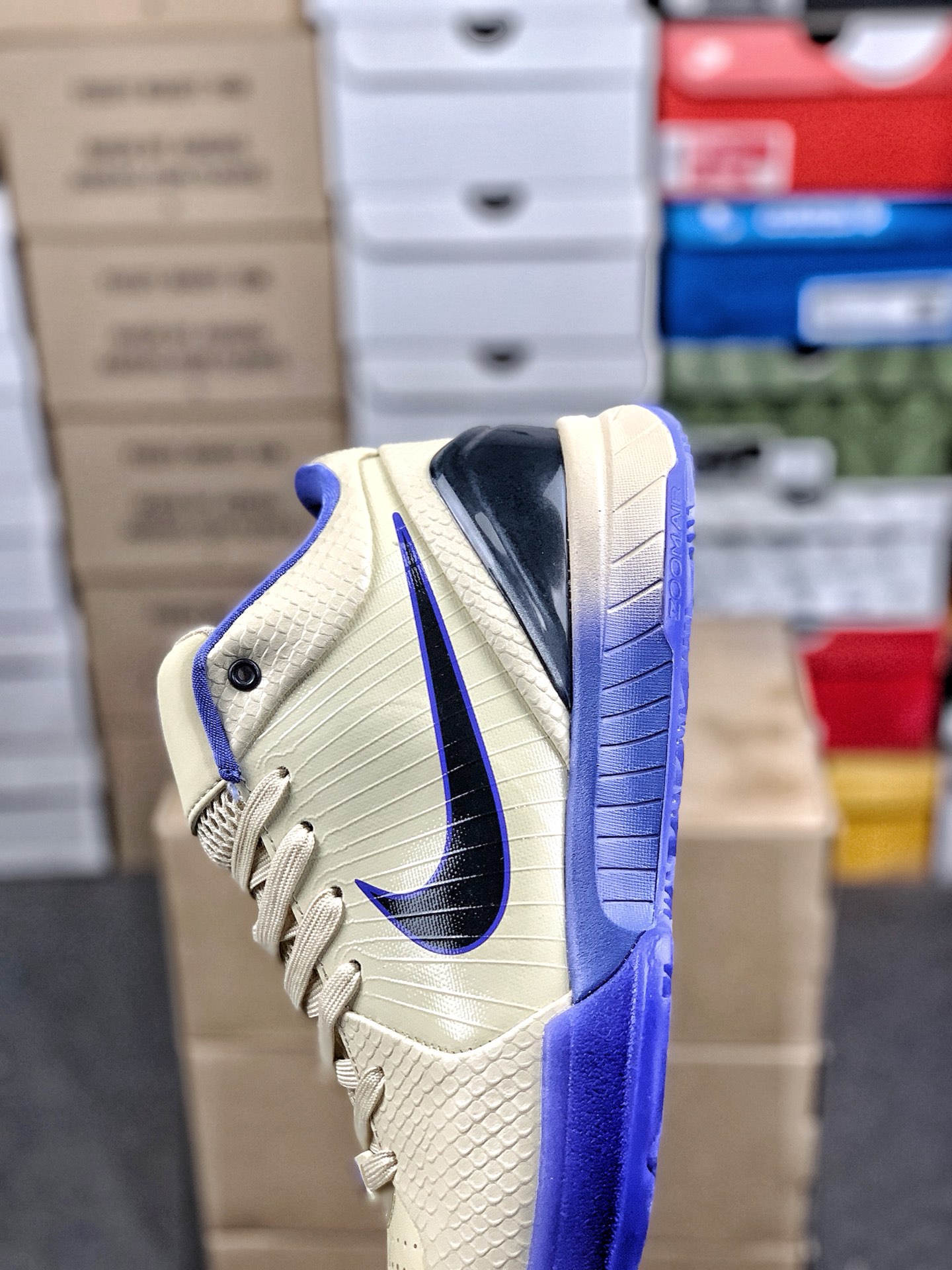 本地自取💰260 放店私
#性价比 真碳 Nk Zoom Kobe 4 科比4代篮球鞋 复刻防滑耐磨减震舒适轻便篮球鞋 
货号：IM2532-701
尺码：36-46 带半码
编码#A10YTHDA70