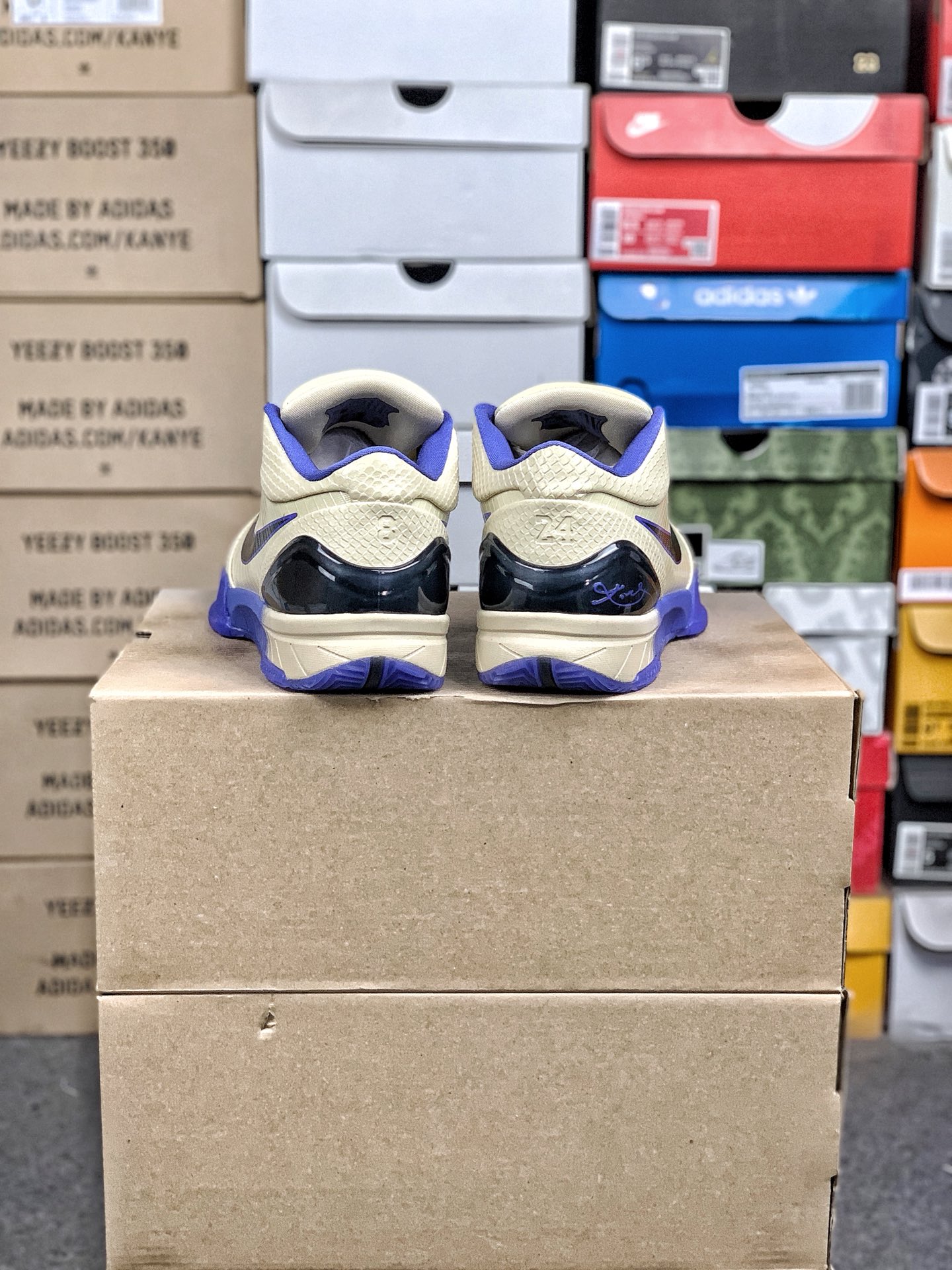 本地自取💰260 放店私
#性价比 真碳 Nk Zoom Kobe 4 科比4代篮球鞋 复刻防滑耐磨减震舒适轻便篮球鞋 
货号：IM2532-701
尺码：36-46 带半码
编码#A10YTHDA70