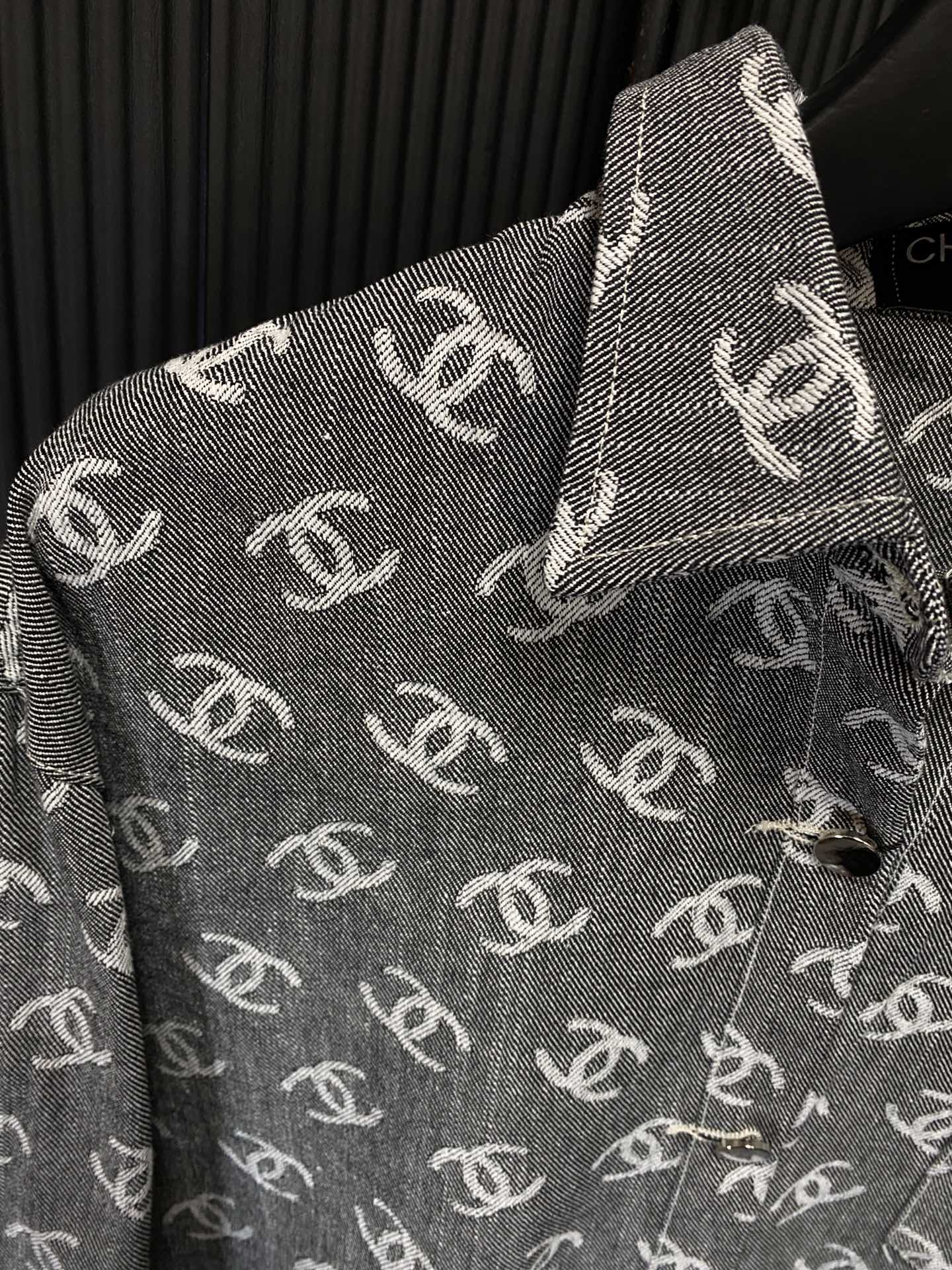 2023 Chanel Puffer Jacket: Classic Letters, High-End Fashion for Men and Women - 图片 3