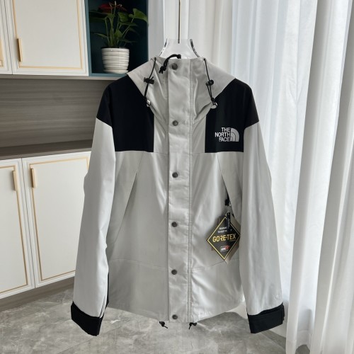 جاكيت The North Face 1990 Gore-Tex كلاسيكي مقاوم للماء - رمادي وأبيض 1 جاكيت The North Face 1990 Gore-Tex كلاسيكي مقاوم للماء - رمادي وأبيض